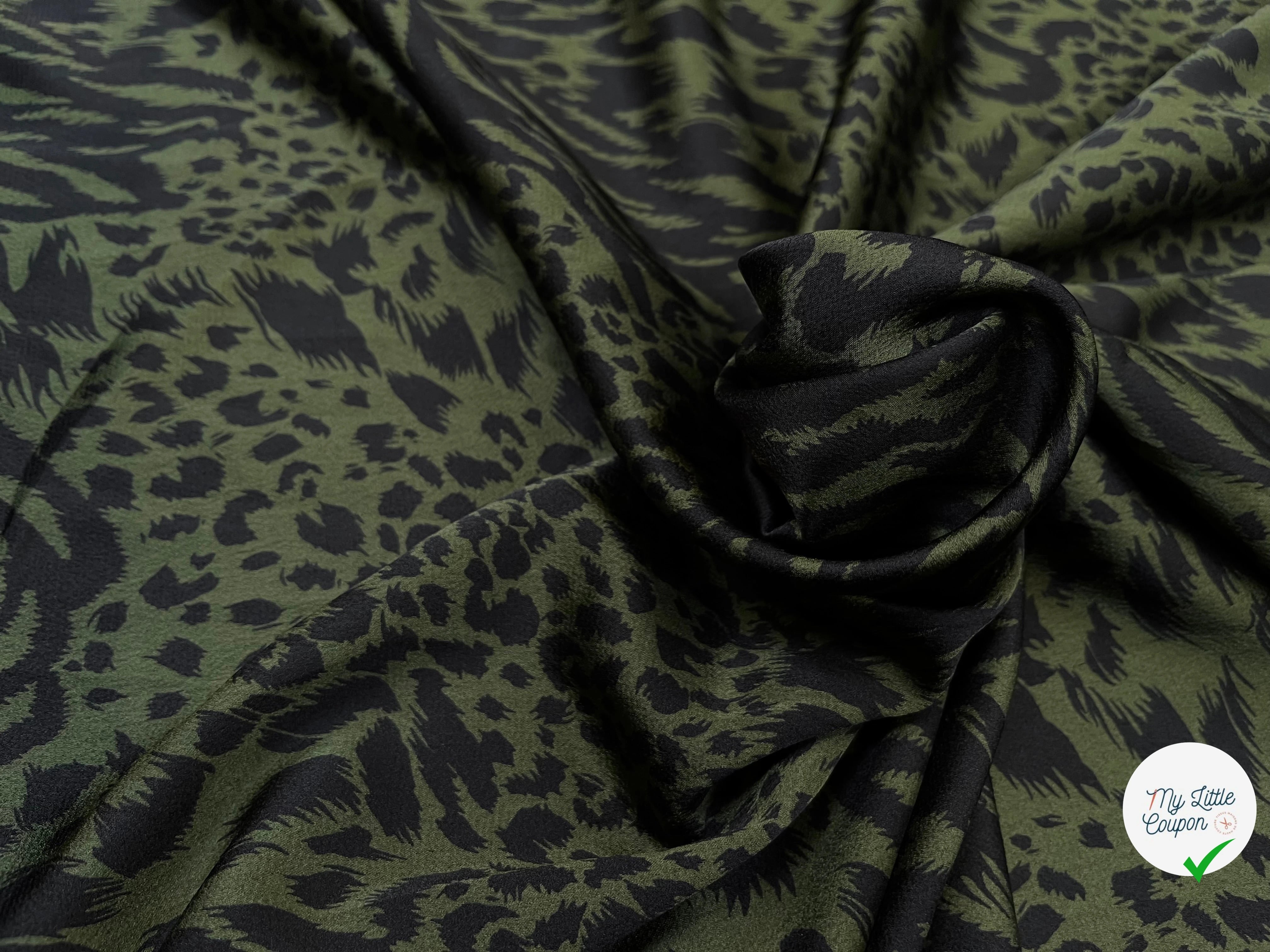 CREPE SATINÉ MOTIF LÉOPARD KAKI - My Little Coupon