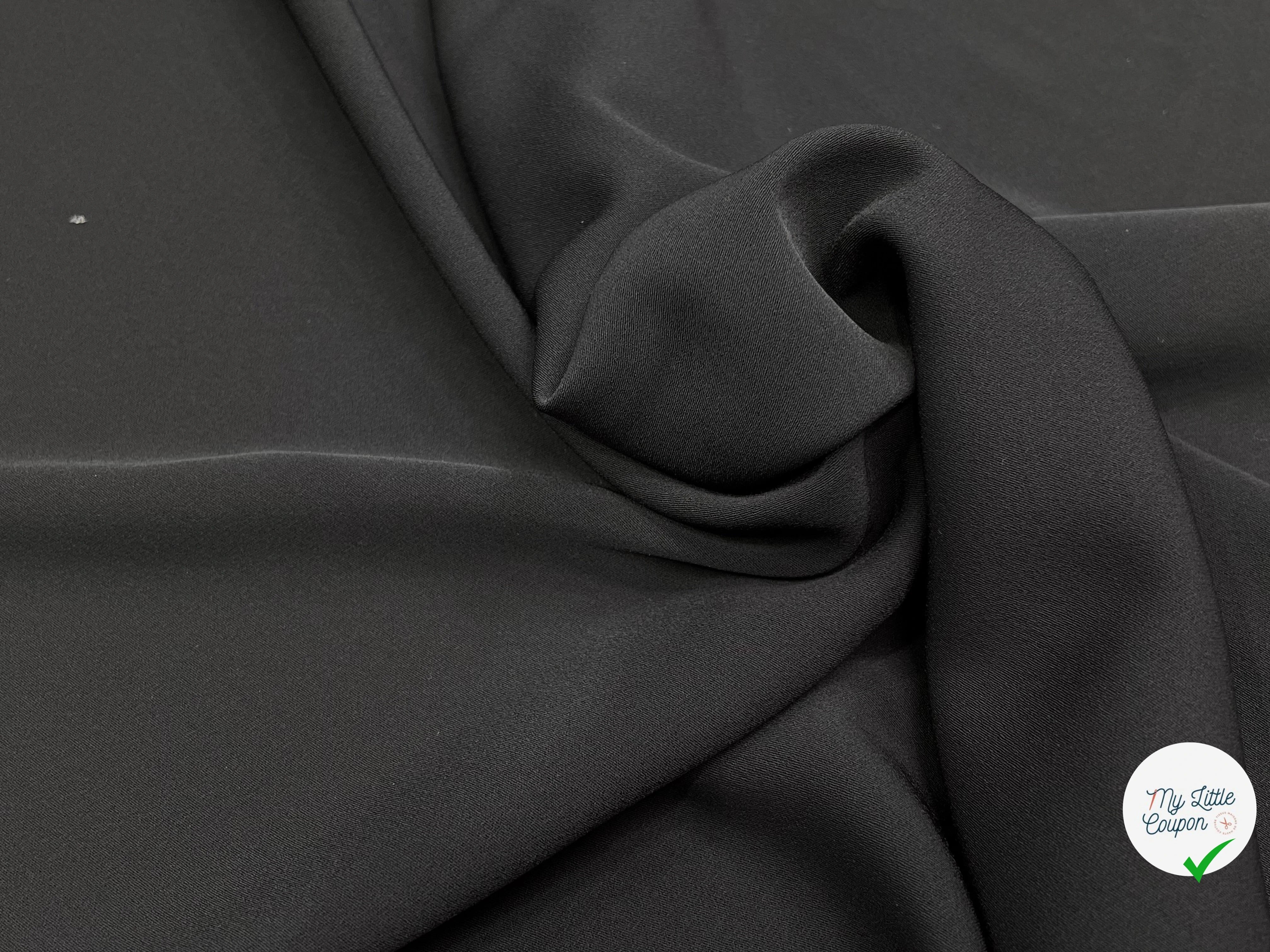 CREPE SEMI-LOURD FLUIDE NOIR LÉGÈREMENT SATINÉ 145CM - My Little Coupon