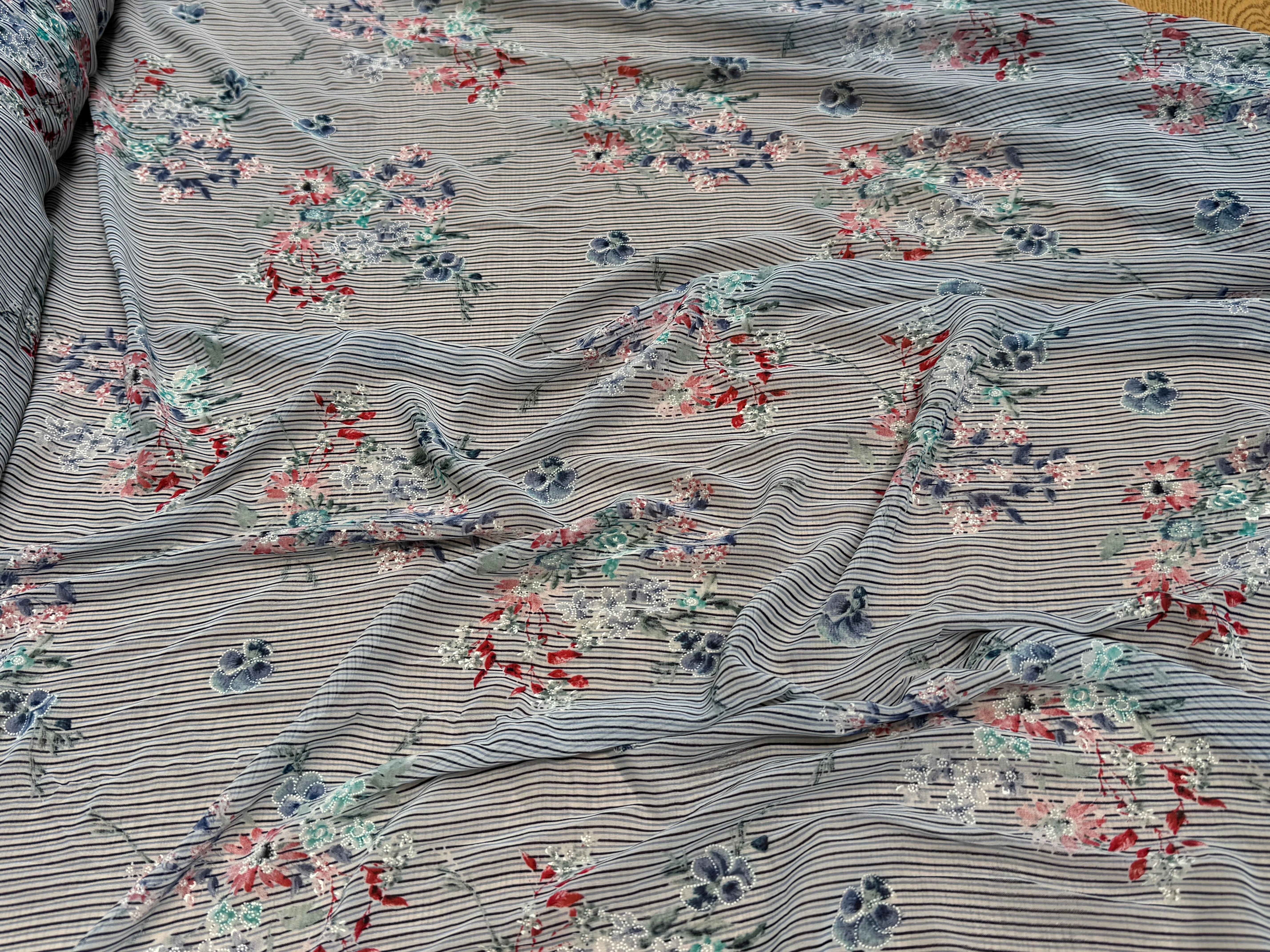 CREPE ULTRA FIN FOND BLANC À RAYURES MOTIFS FLORAUX BLEUS - My Little Coupon