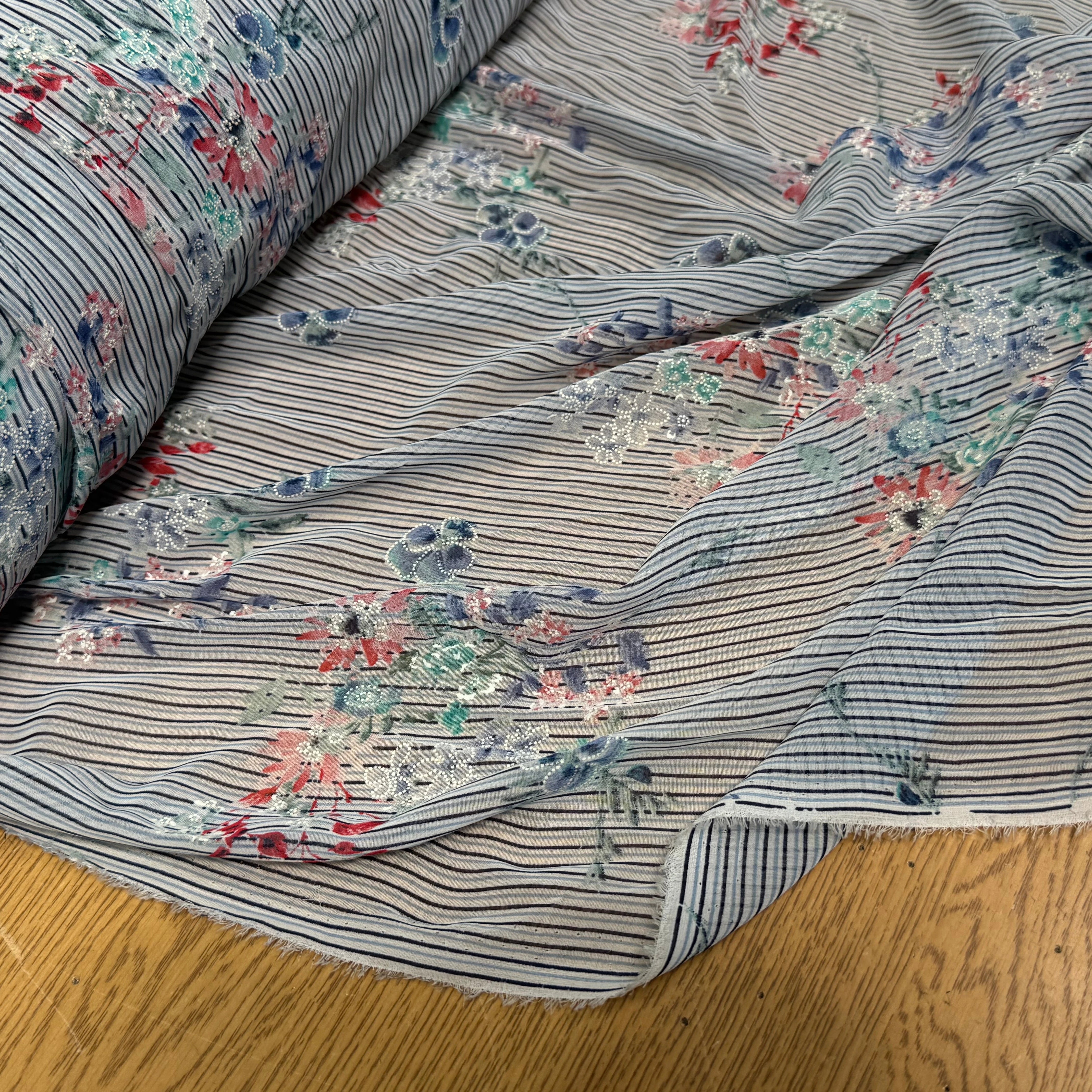 CREPE ULTRA FIN FOND BLANC À RAYURES MOTIFS FLORAUX BLEUS - My Little Coupon