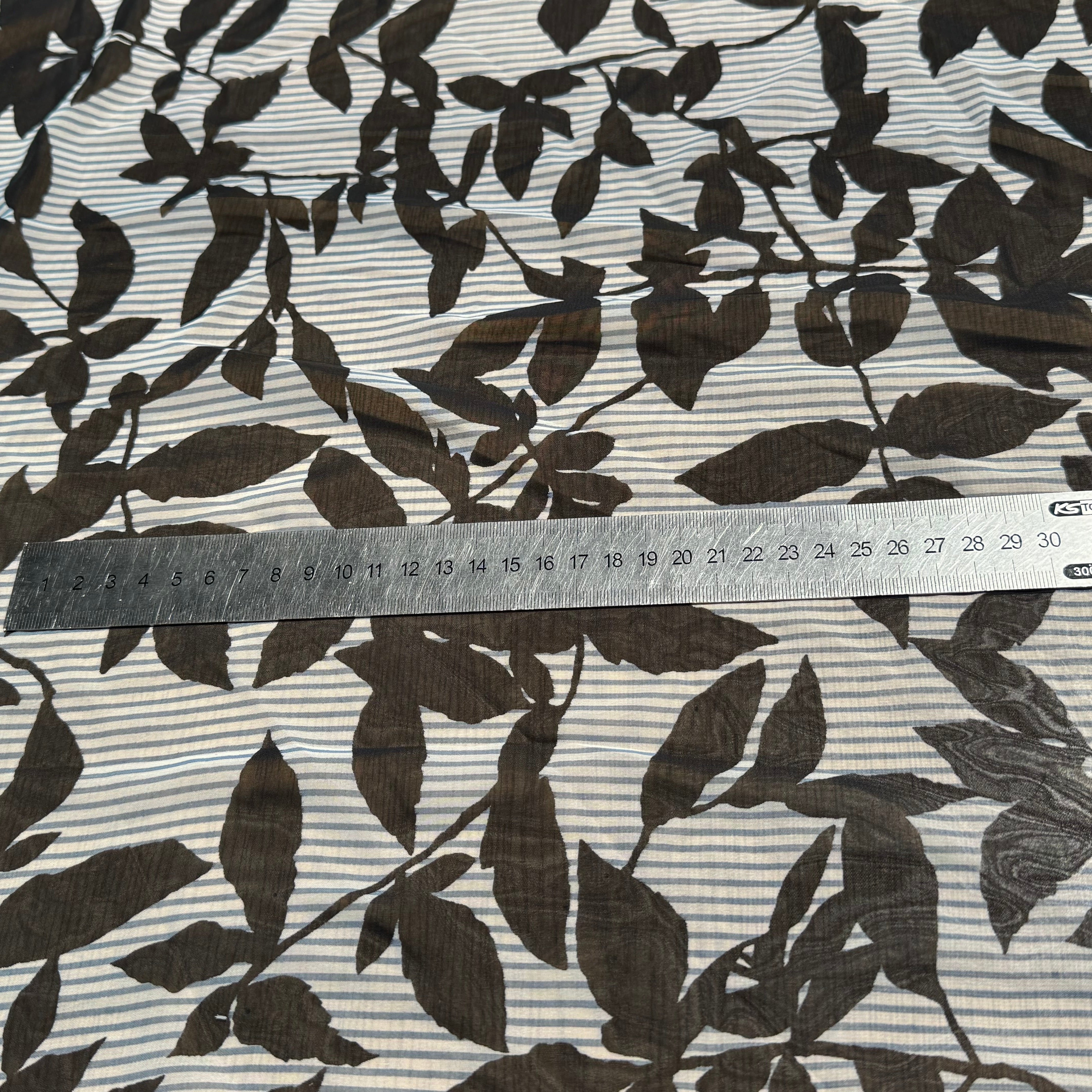 CREPE ULTRA FIN FOND BLANC IMPRIMÉ MOTIFS FEUILLAGES NOIRS - My Little Coupon