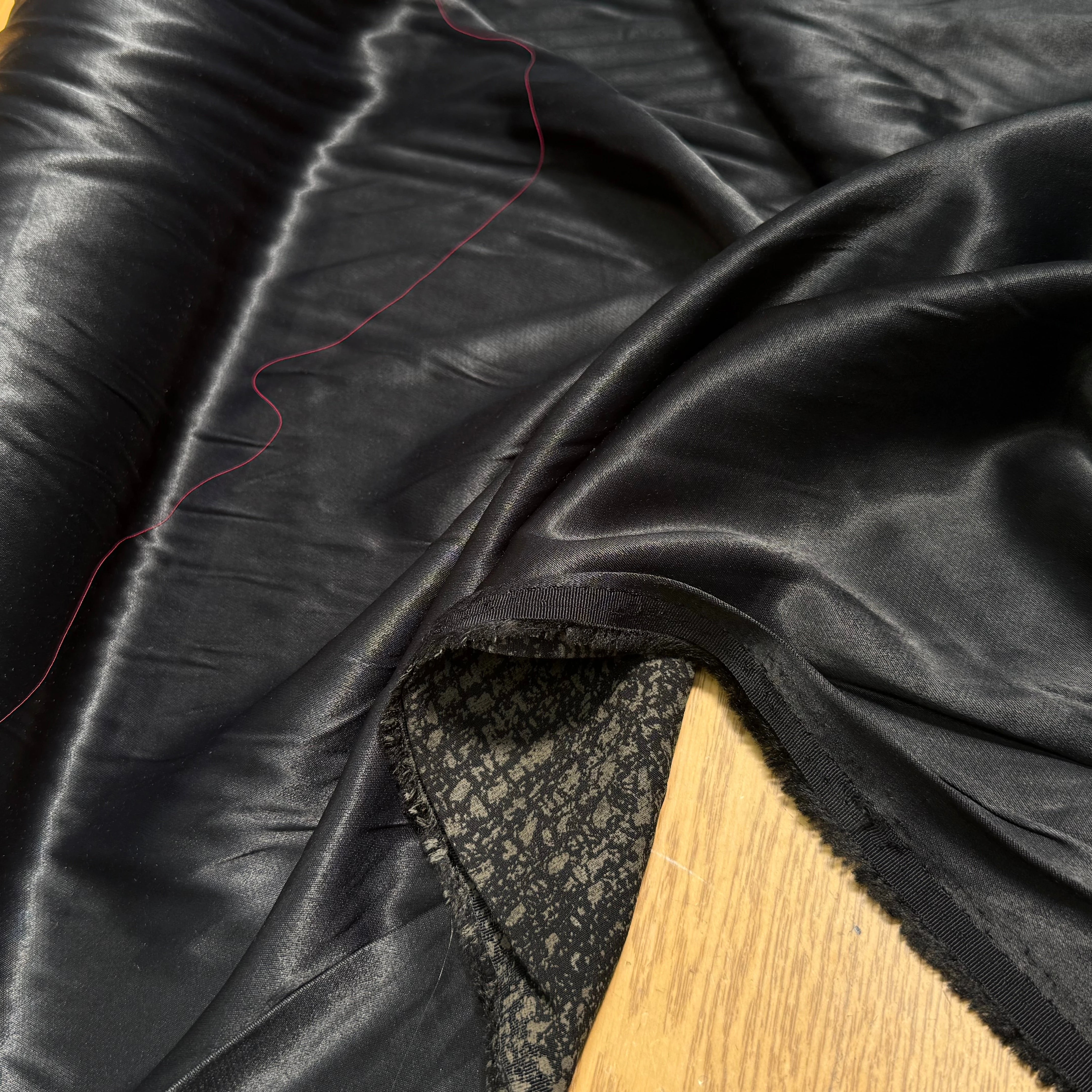 CREPE VISCOSE ENVERS SATIN NOIR BEAU TOMBÉ - My Little Coupon