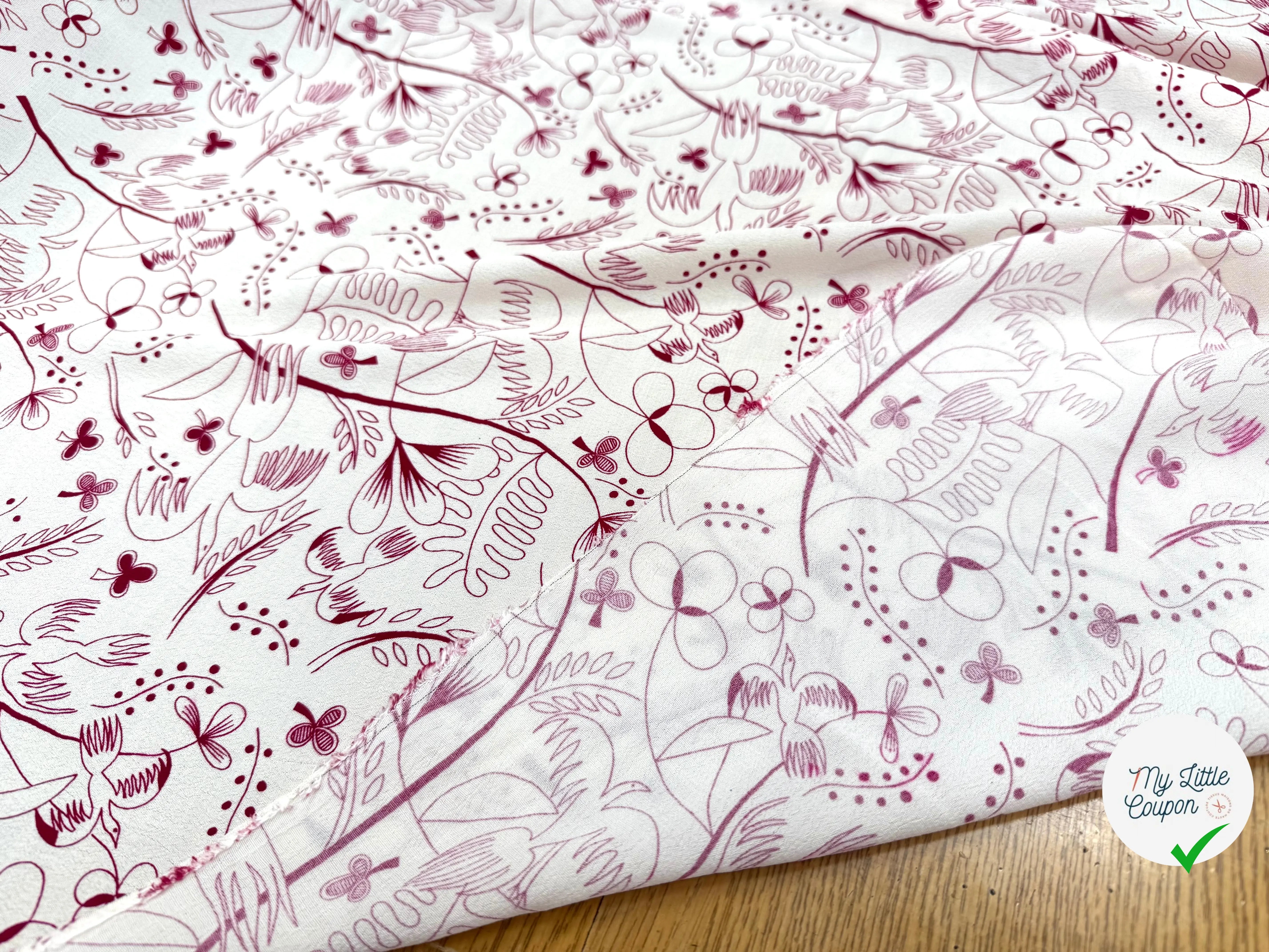 CRÊPE VISCOSE FOND BLANC MOTIFS COLOMBES ET TREFFLES ROSE - My Little Coupon