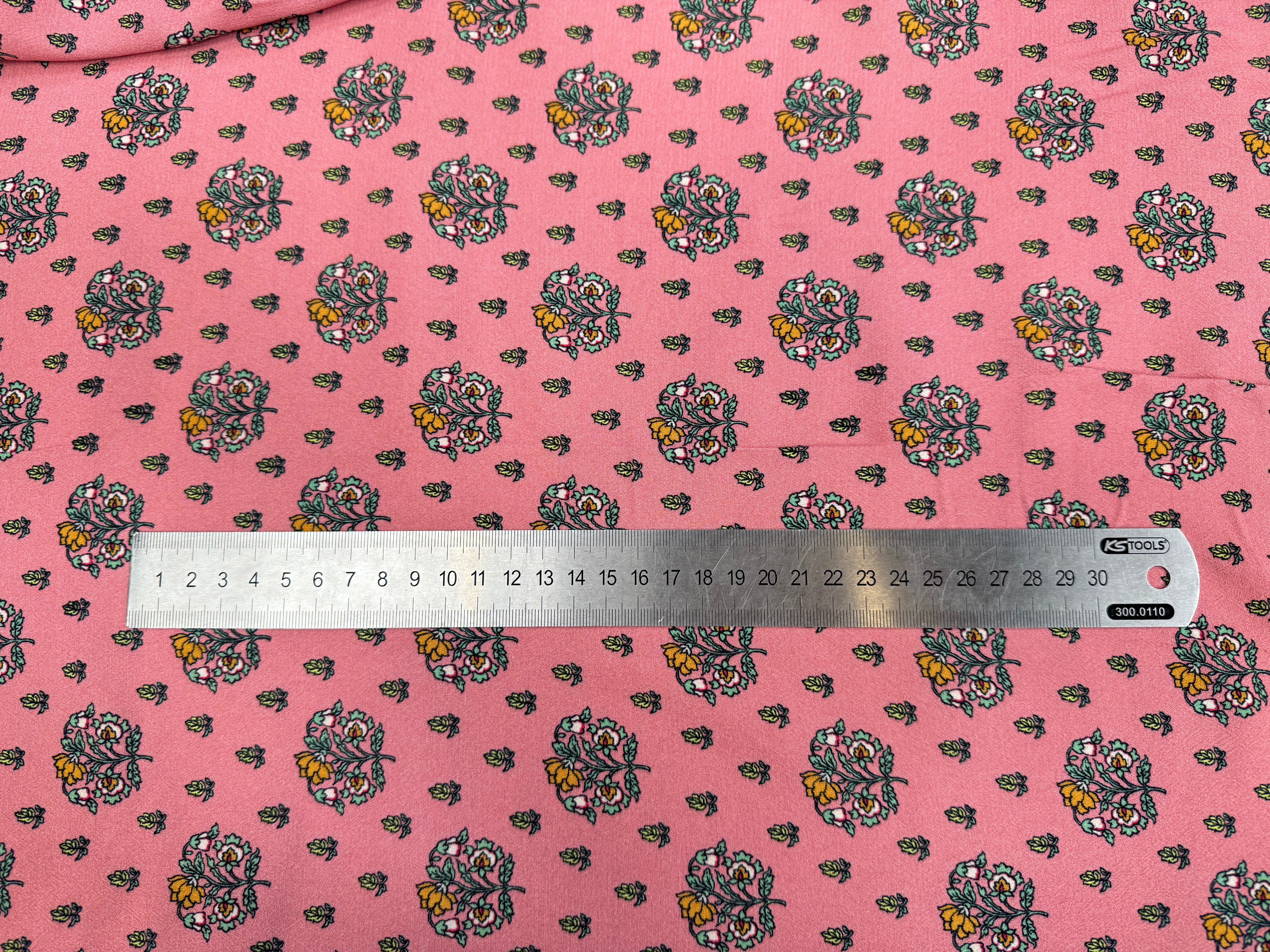 CRÊPE VISCOSE FOND ROSE MOTIFS FLEURS DESSIN VERT - My Little Coupon