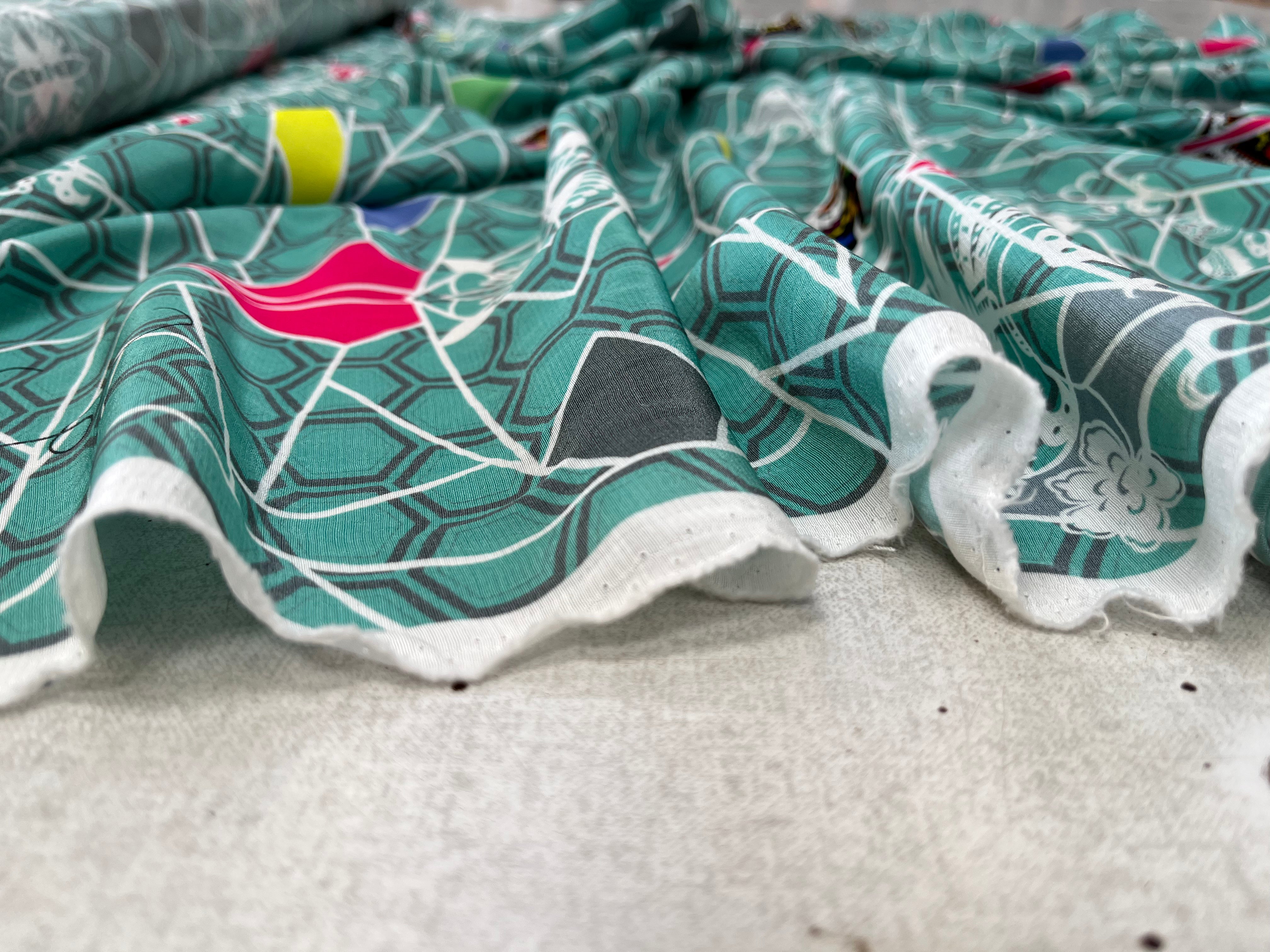 CREPE VISCOSE GÉOMETRIQUE VERT FORMES MULTICOLORES - My Little Coupon