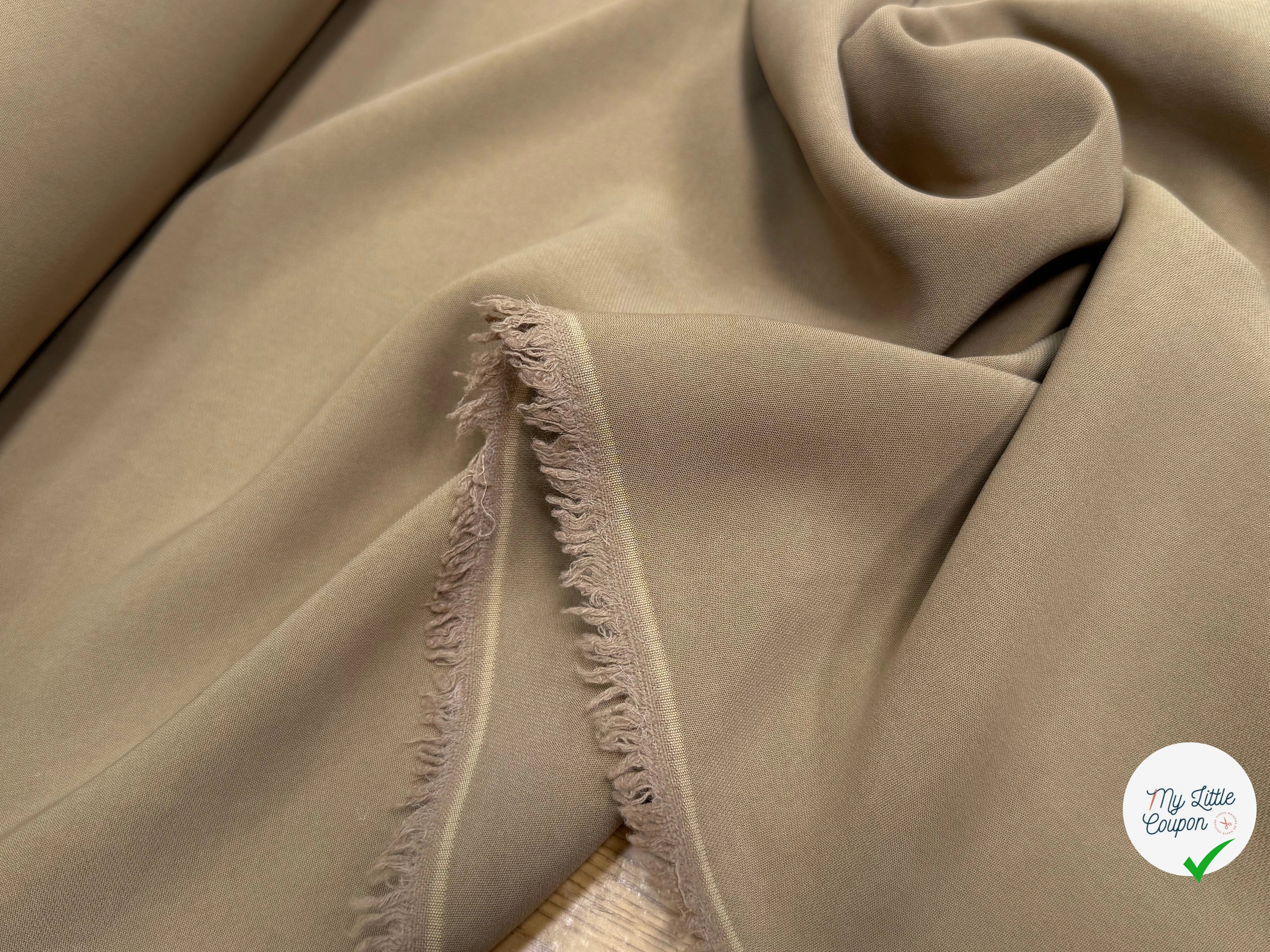 CREPE VISCOSE LÉGÈREMENT STRETCH BEAU TOMBÉ LIGHT TAUPE - My Little Coupon
