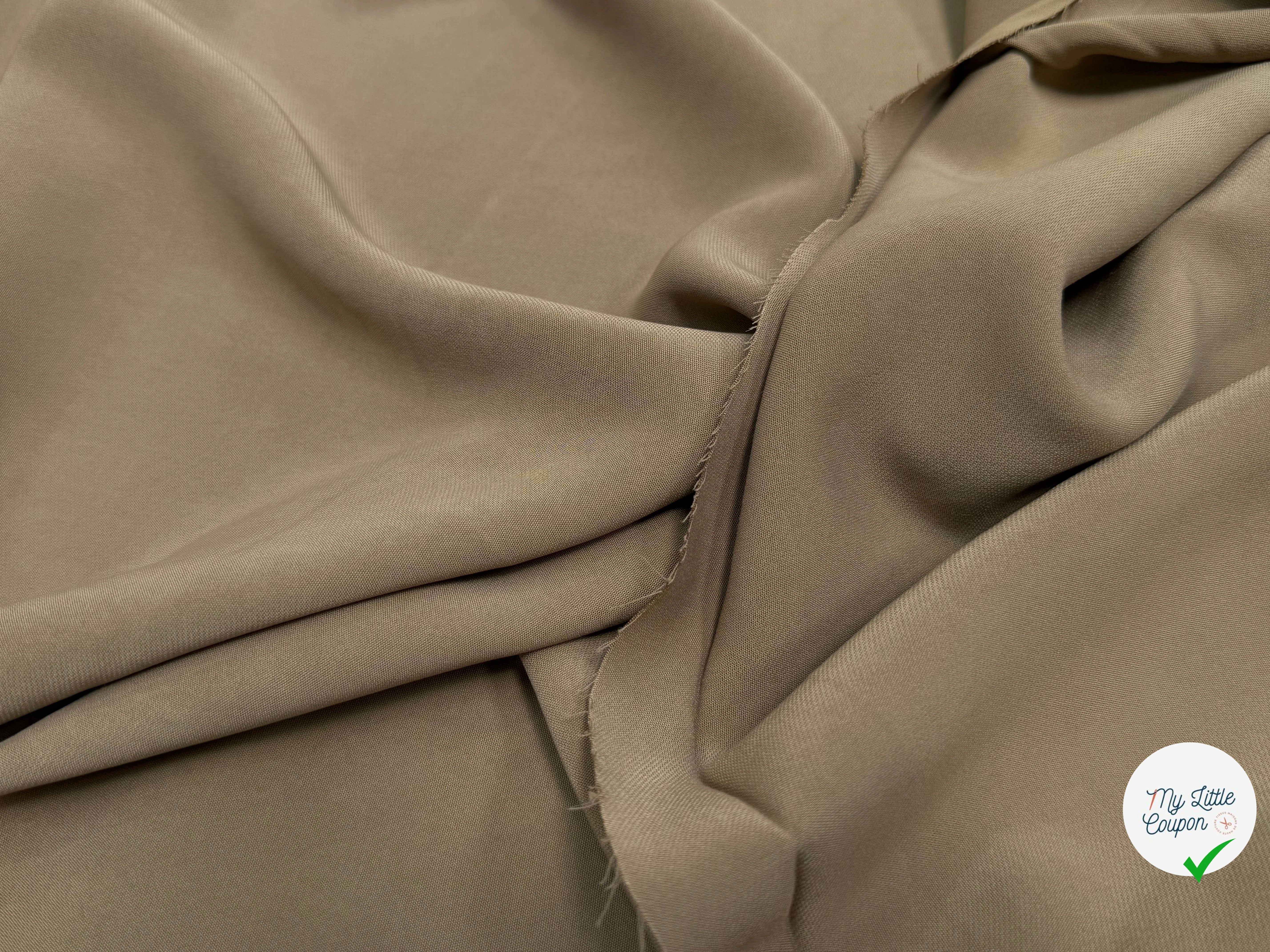 CREPE VISCOSE LÉGÈREMENT STRETCH BEAU TOMBÉ LIGHT TAUPE - My Little Coupon
