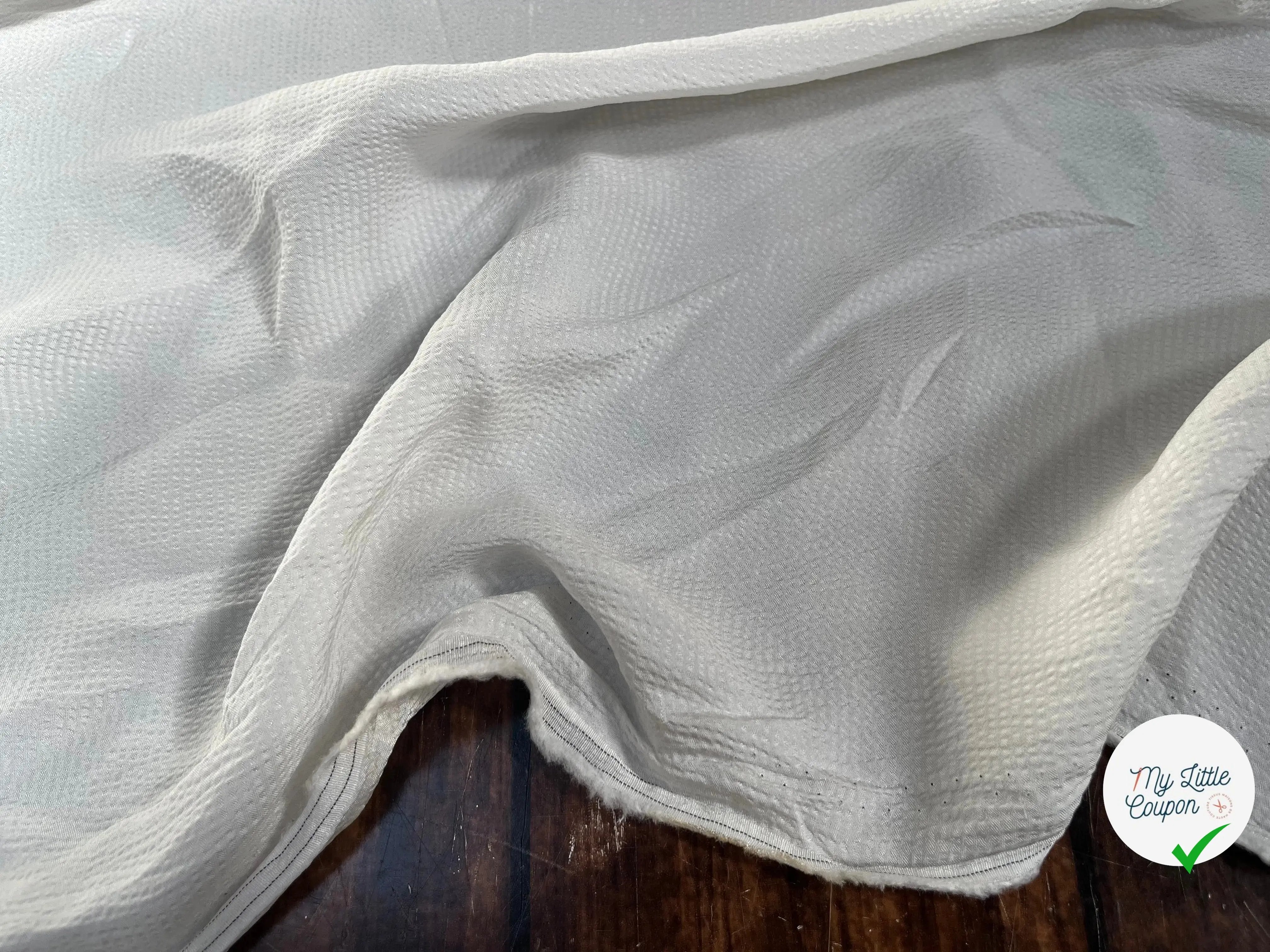 CRÊPE GAUFFRÉ SATINÉ BLANC CASSÉ VISCOSE UNI - My Little Coupon