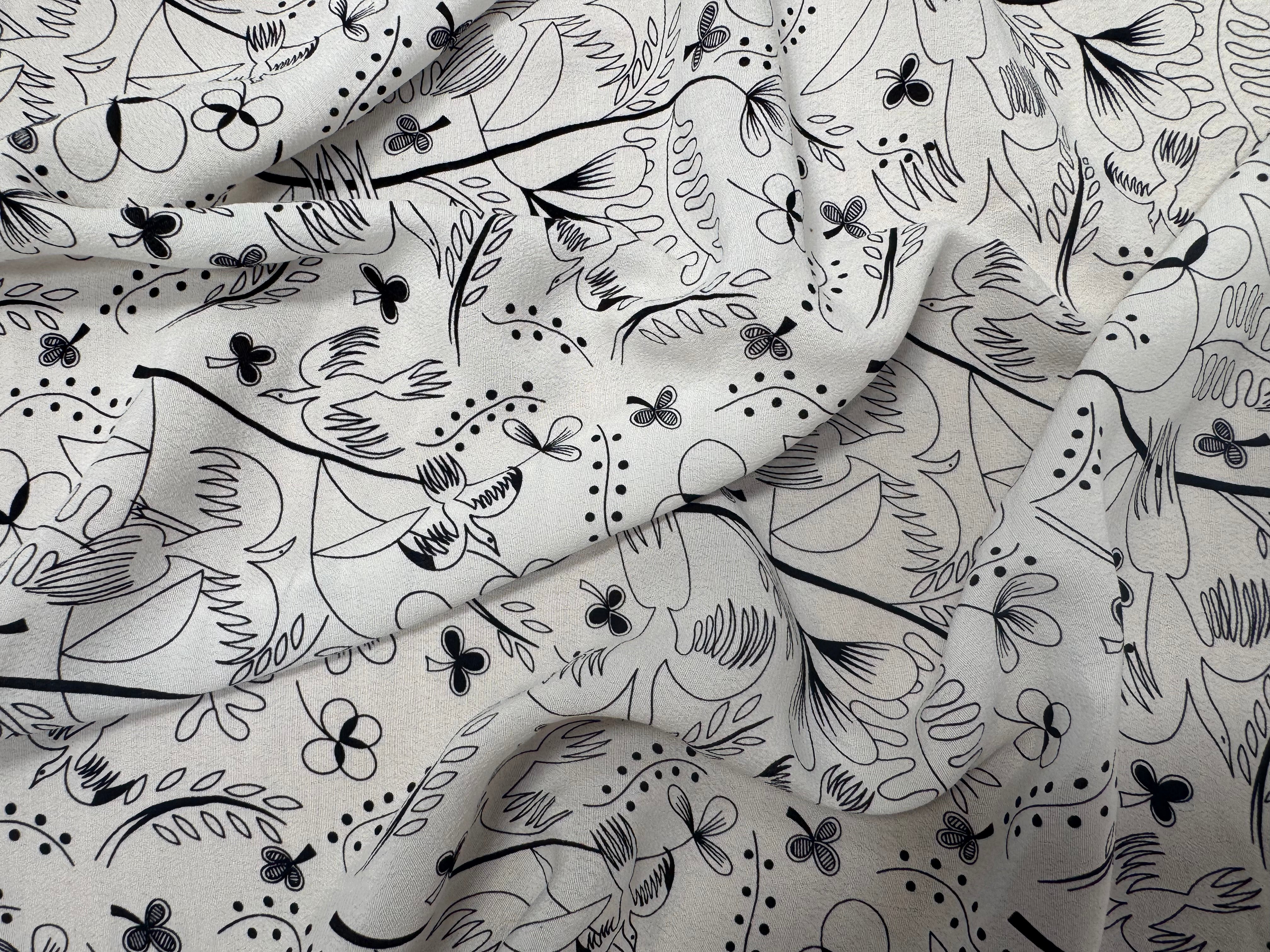 CRÊPE VISCOSE FOND BLANC MOTIFS COLOMBES ET TREFFLES NOIR - My Little Coupon