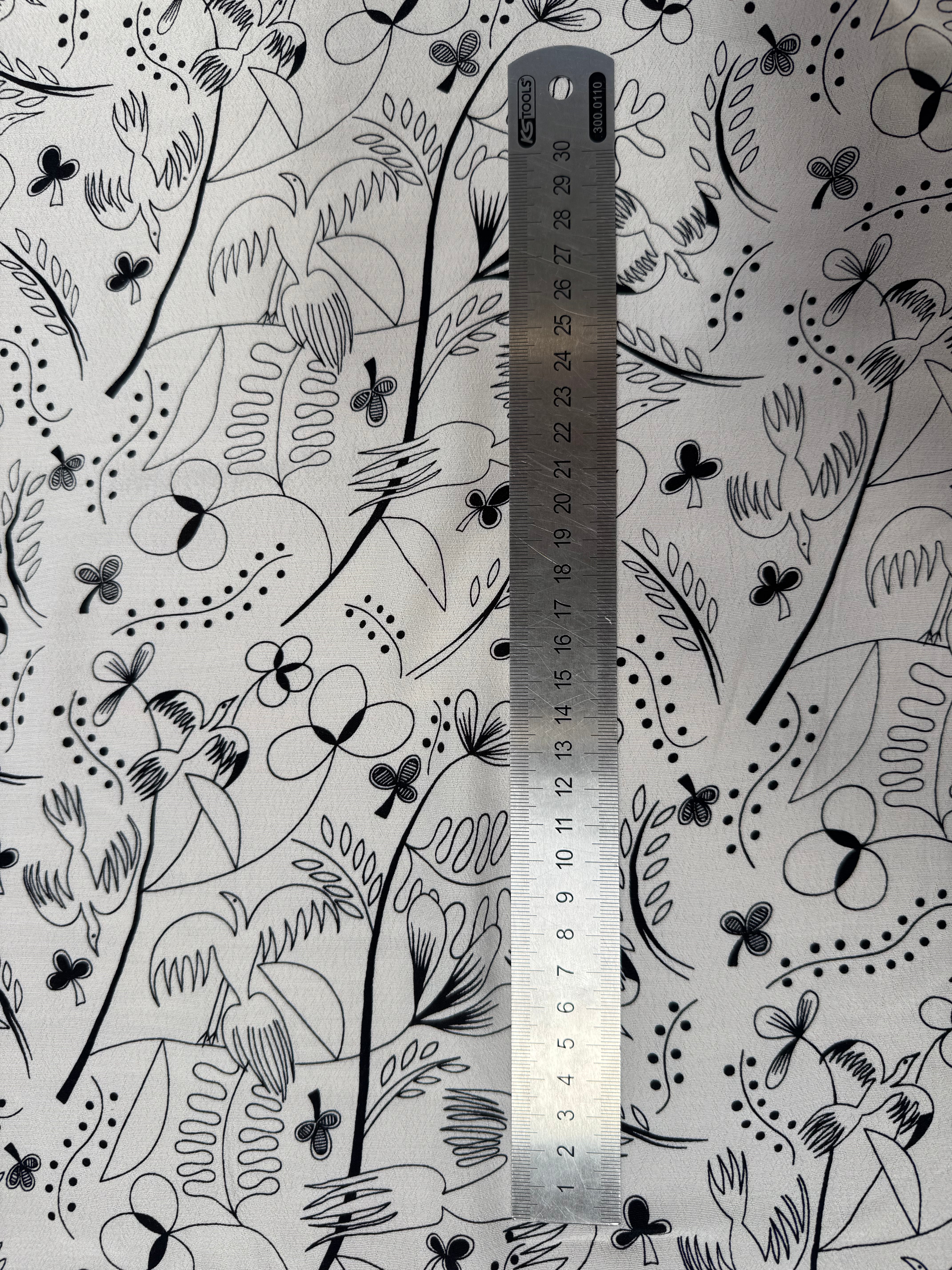 CRÊPE VISCOSE FOND BLANC MOTIFS COLOMBES ET TREFFLES NOIR - My Little Coupon
