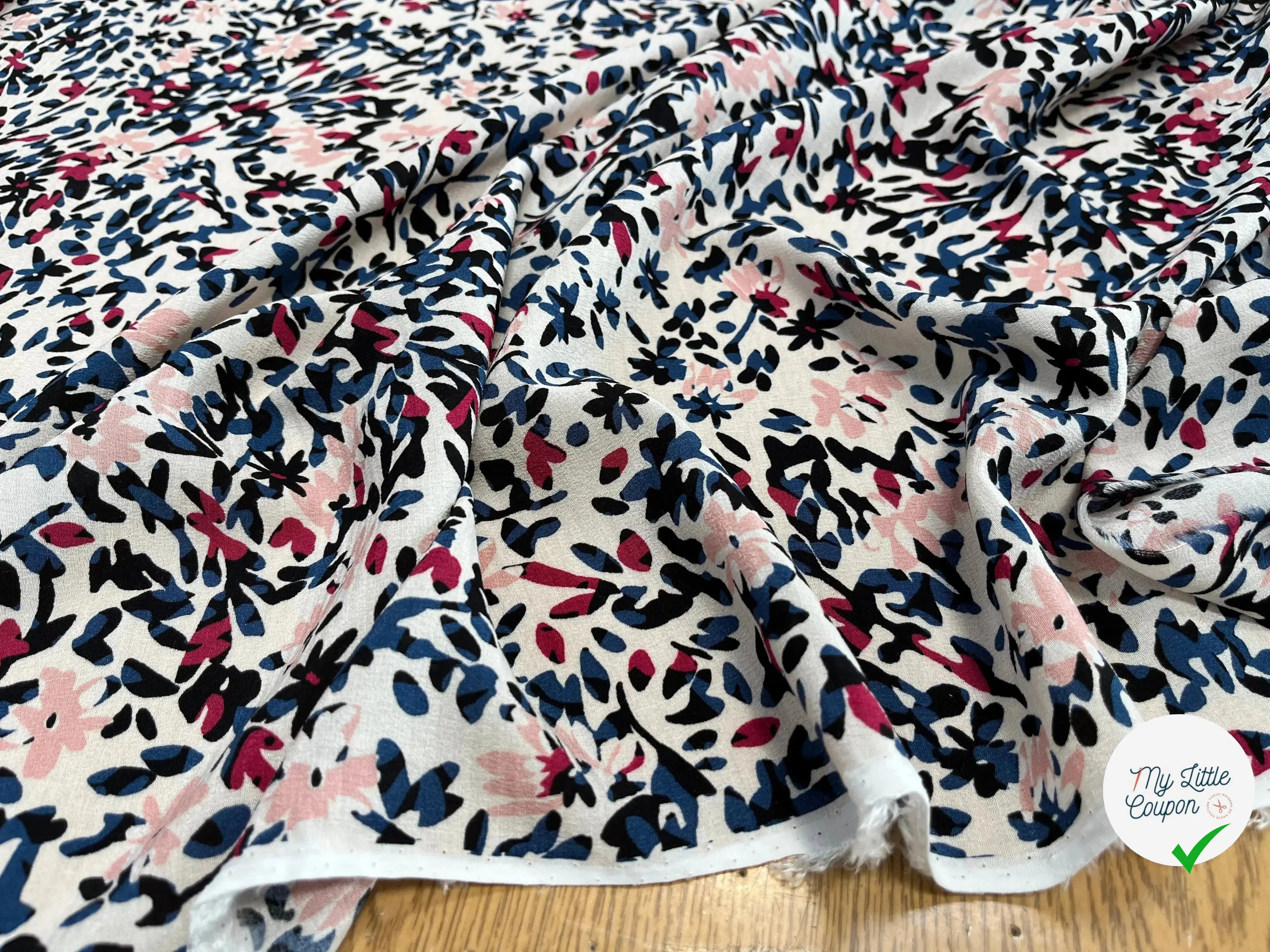 CREPE VISCOSE IMPRIMÉ ROUGE BLEU FOND BEIGE - My Little Coupon