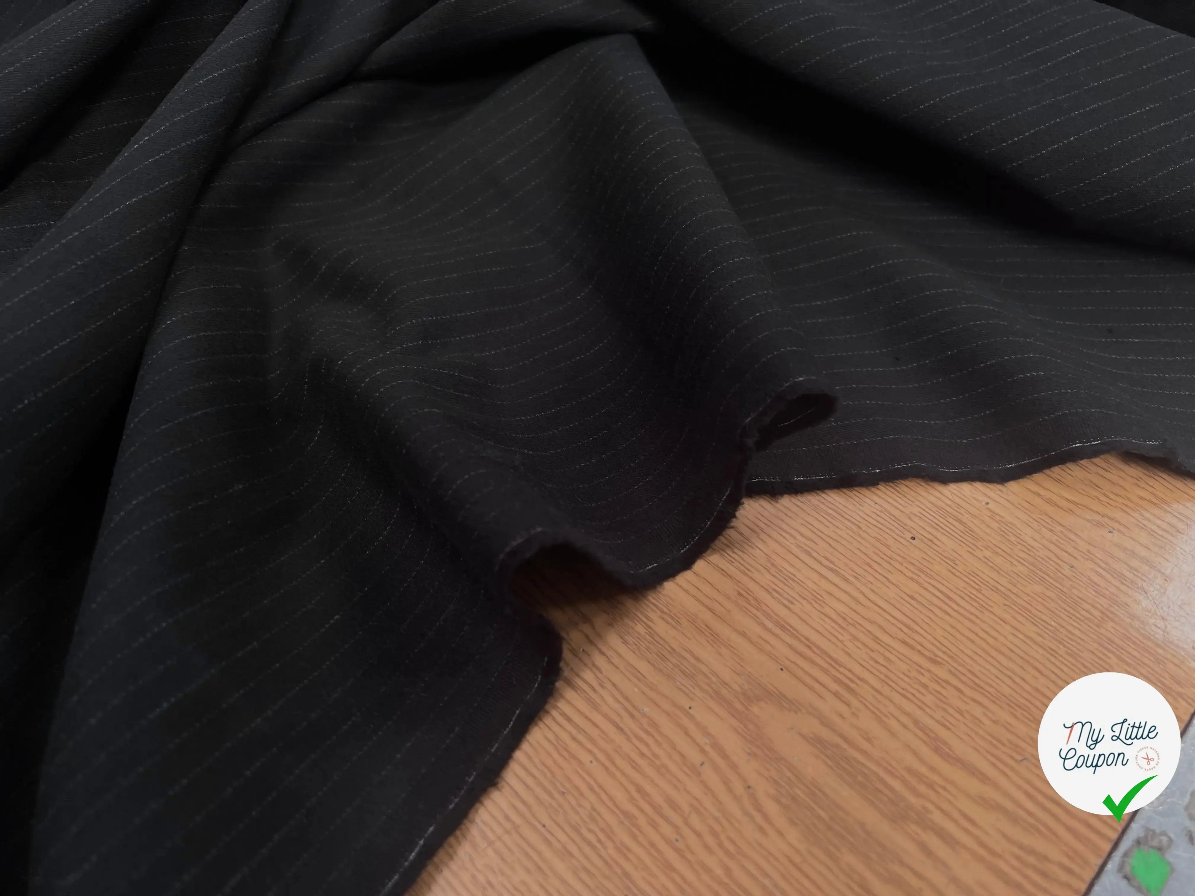 GABARDINE DE COTON PEAU DE PÊCHE FOND NOIR LIGNES BLANC - My Little Coupon