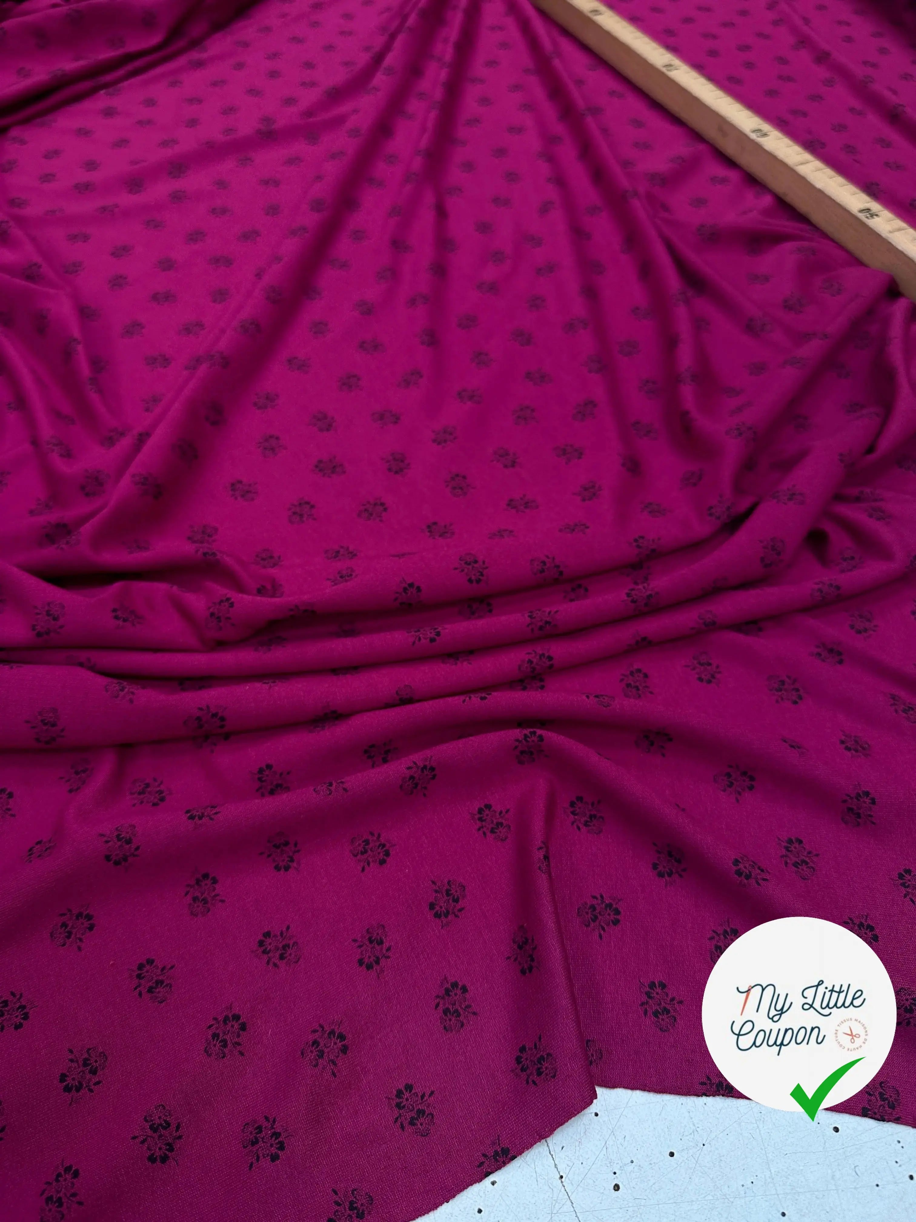 MOLLETON LÉGER VISCOSE STRIÉ AUBERGINE FUCHSIA PETITES FLEURS - My Little Coupon
