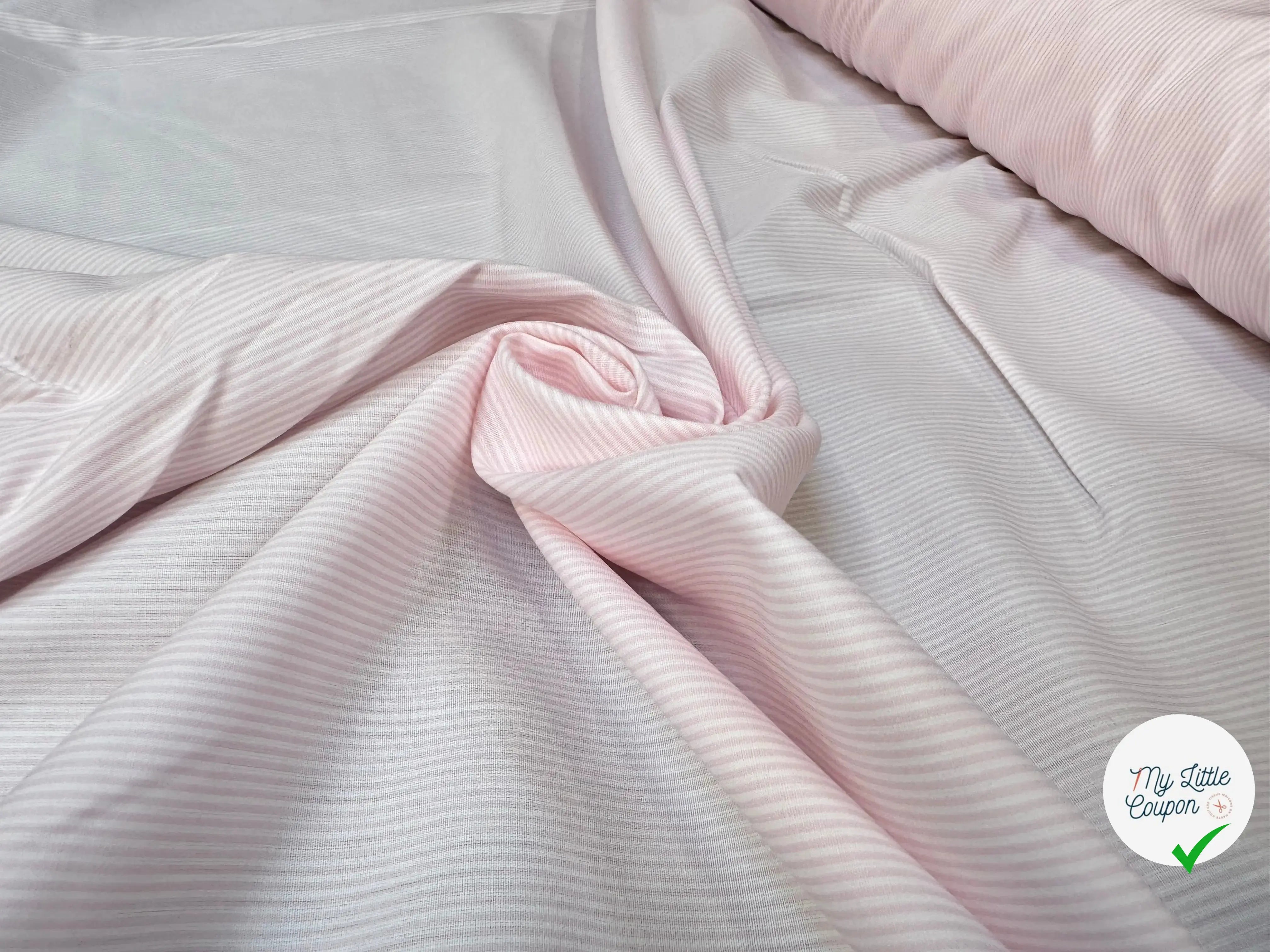 POPELINE DE COTON 100% COTON A RAYURES VERTICALES ROSE PALE ET BLANC - My Little Coupon
