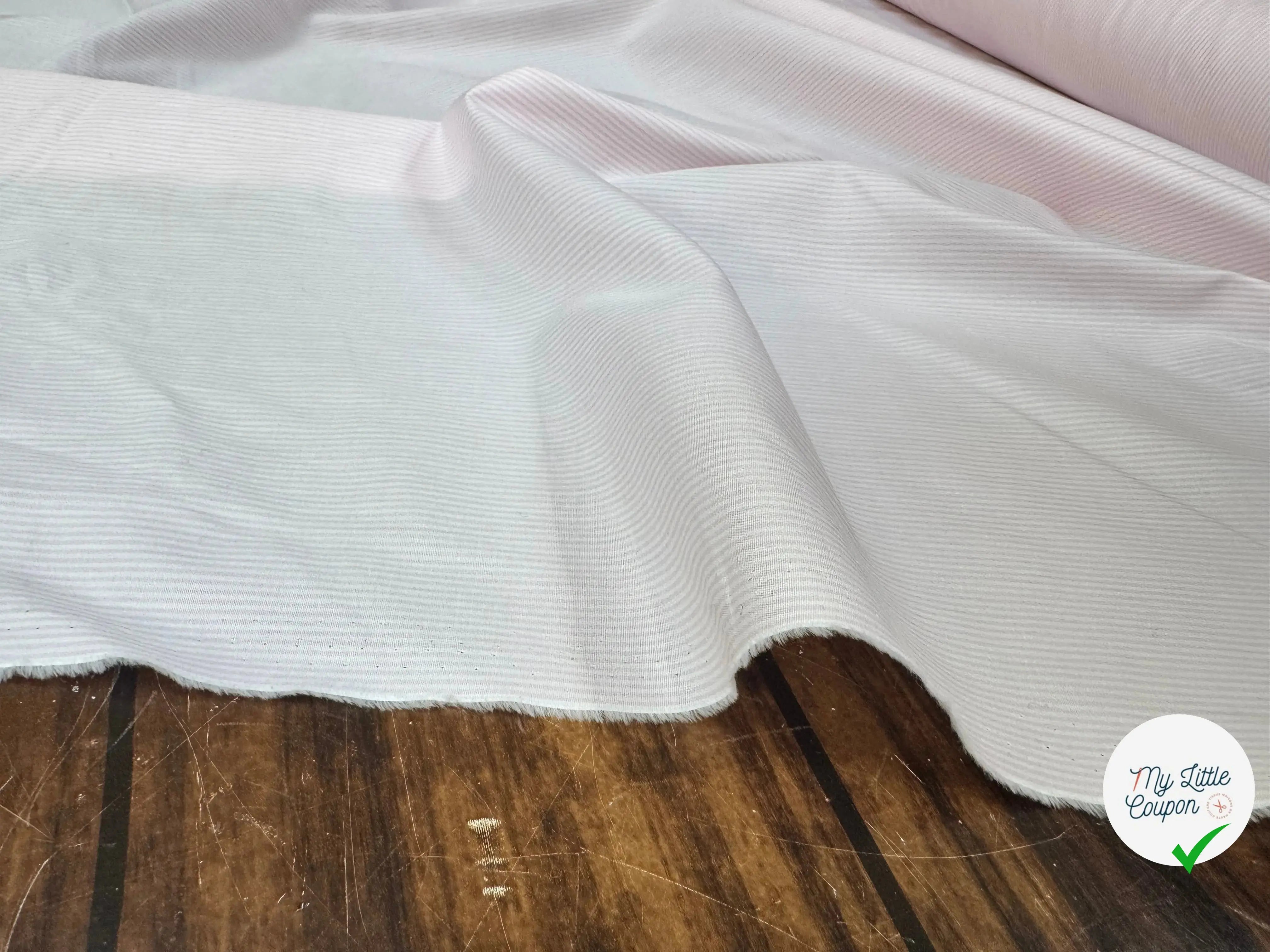 POPELINE DE COTON 100% COTON A RAYURES VERTICALES ROSE PALE ET BLANC - My Little Coupon