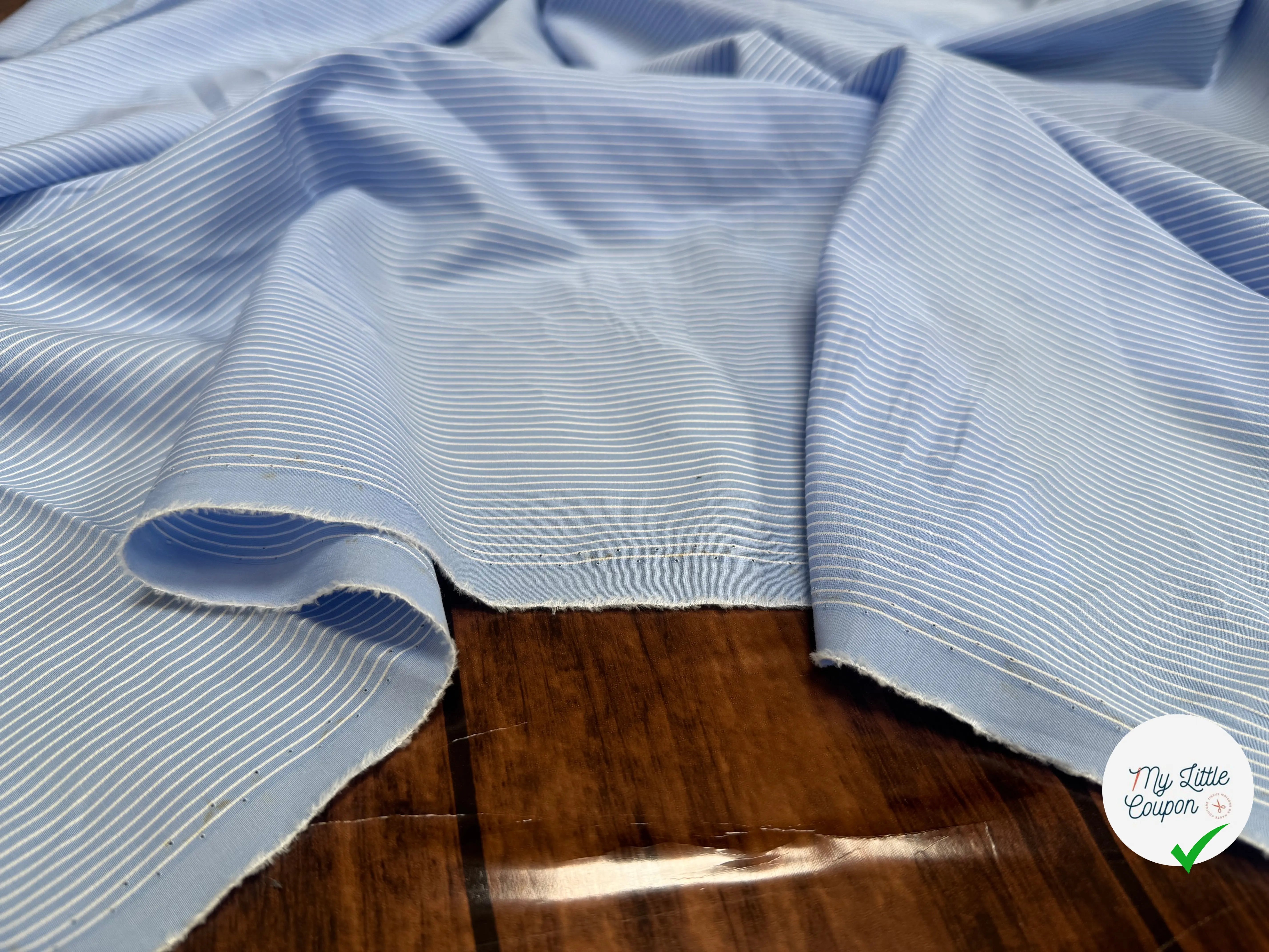 (Chute) POPELINE DE COTON 100% COTON AVEC RAYURES BLEU CLAIR ET BLANC EN RELIEFS AU TOUCHÉ - My Little Coupon