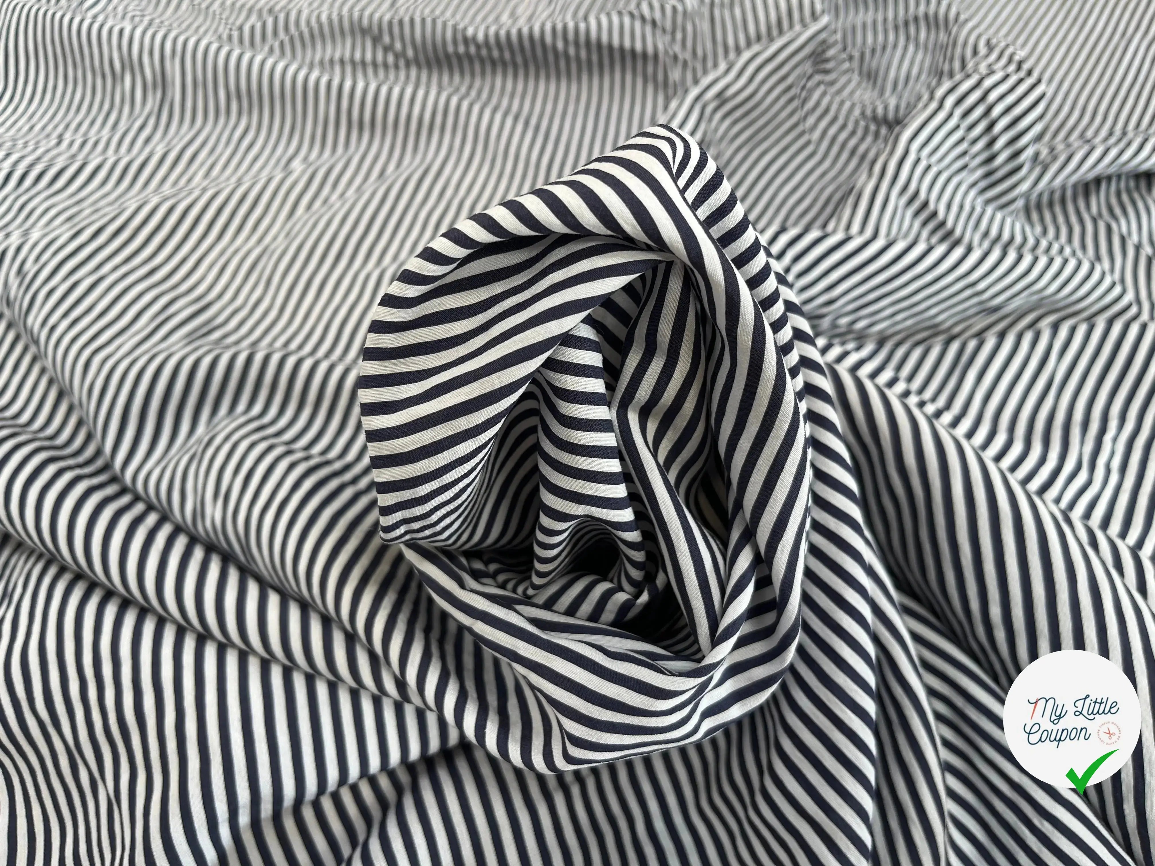 POPELINE TISSU CHEMISE À RAYURE BLEU FONCÉ BLANC UN PEU STRETCH - My Little Coupon