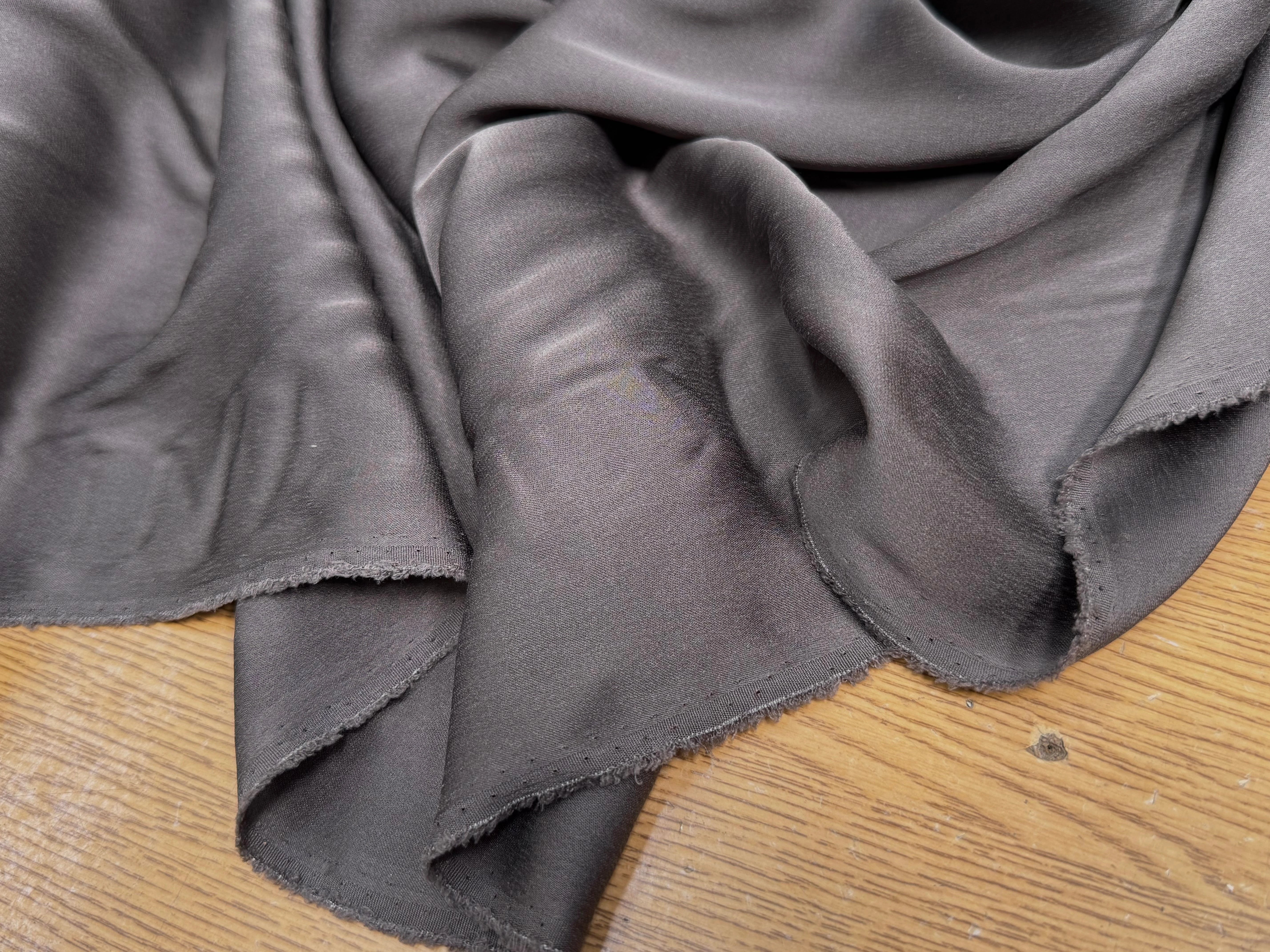 (Chute) SATIN DE SOIE FLUIDE LÉGÈREMENT STRETCH GRIS FONCÉ - My Little Coupon