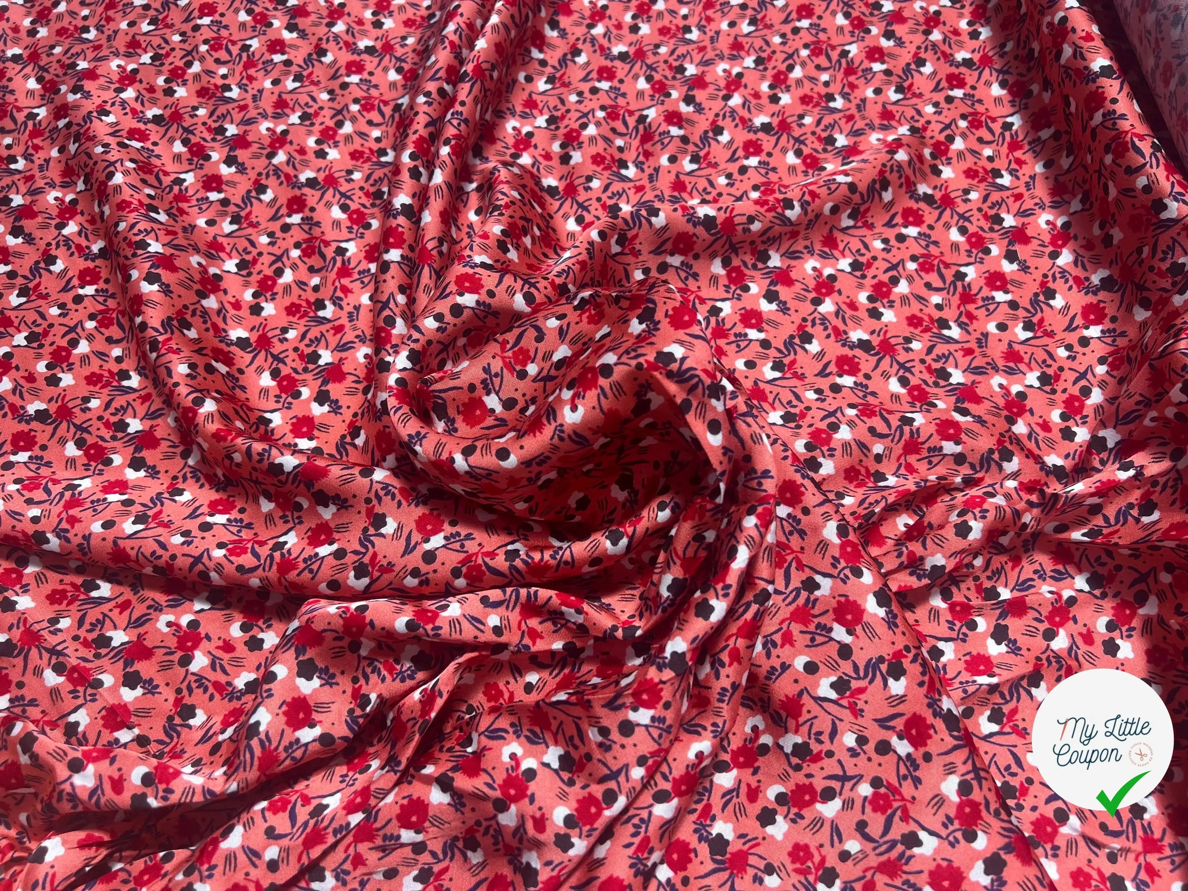 SATIN DE VISCOSE FOND ROSE FLEURS BLANC ROUGE ET BLEU - My Little Coupon