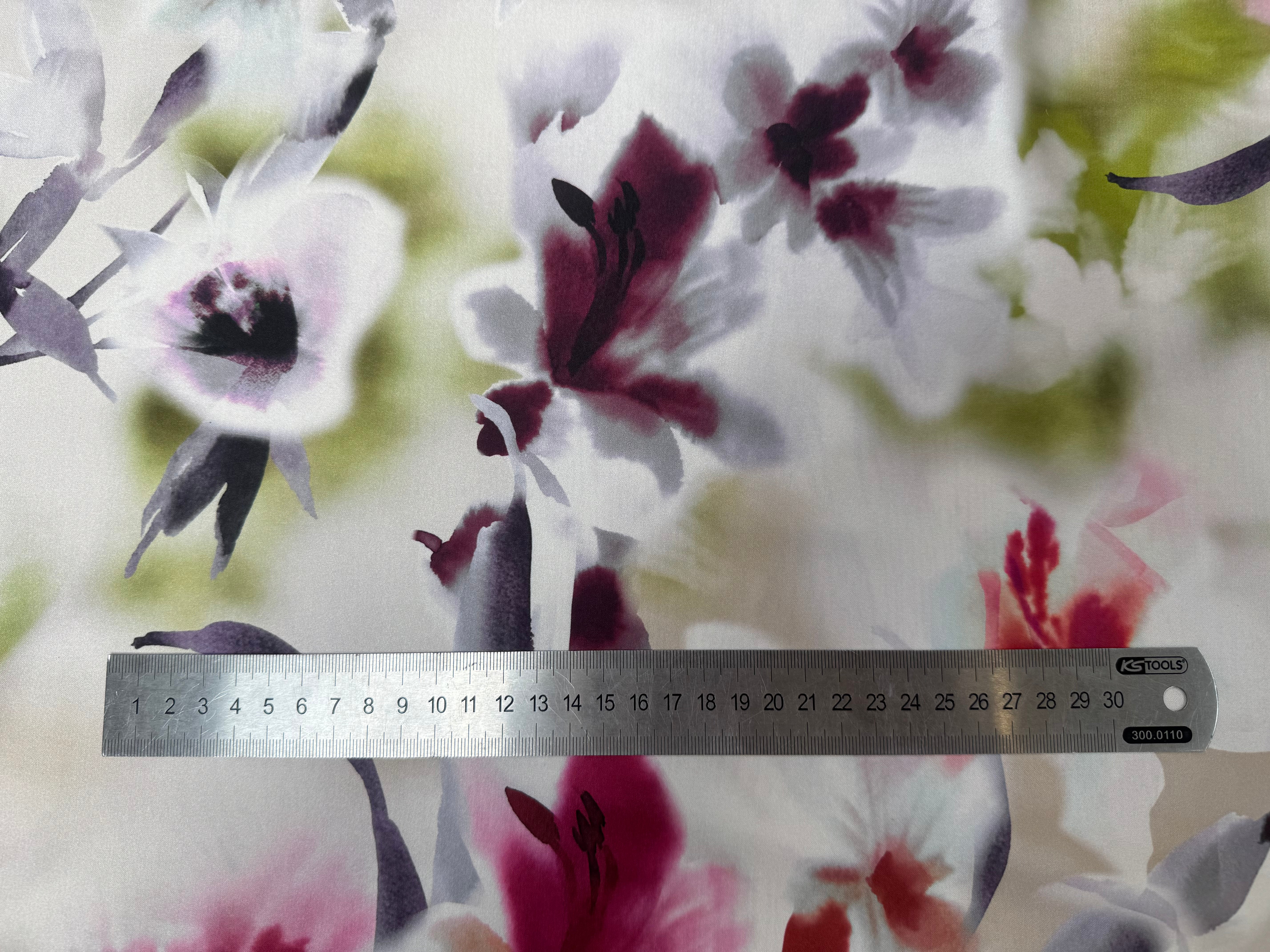 SATIN FLEURS ABSTRAITES ROSE ET VERT FOND BLANC - My Little Coupon