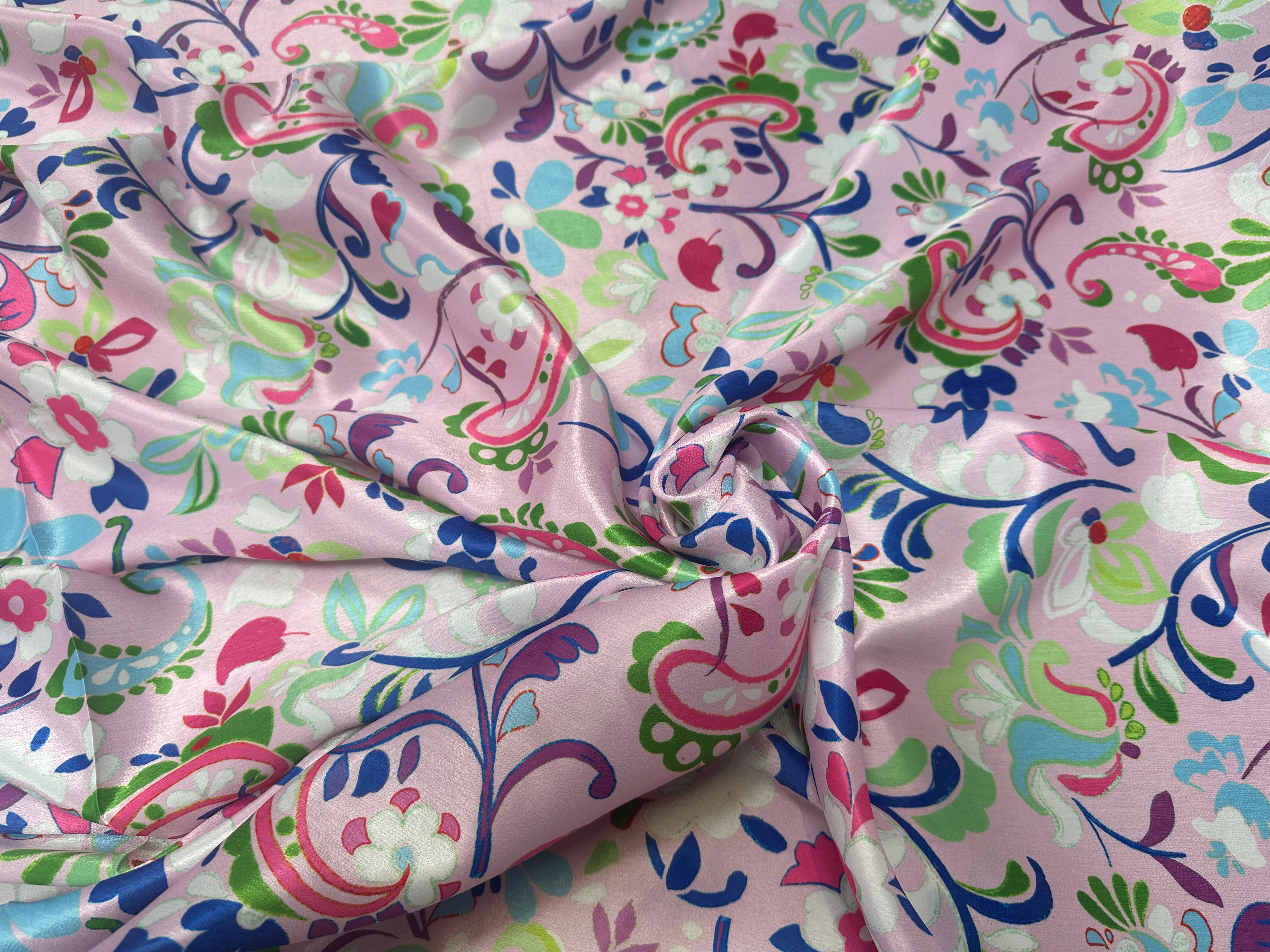 SATIN VELOUTÉ FLEURS FOND ROSE PALE - My Little Coupon