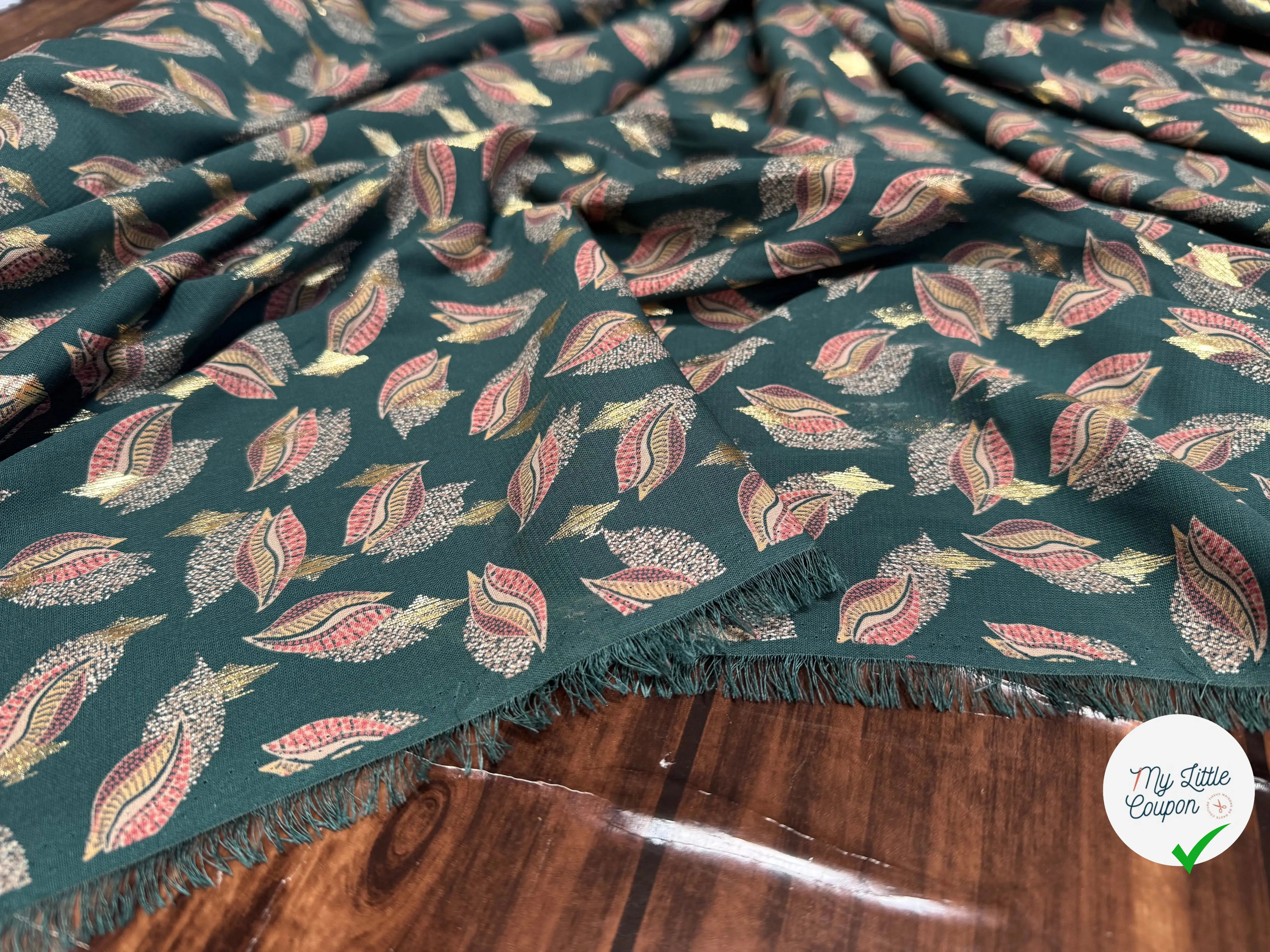 TISSU FLUIDE IMPRIMÉ FOND VERT FEUILLAGE AVEC TOUCHES DORÉS - My Little Coupon