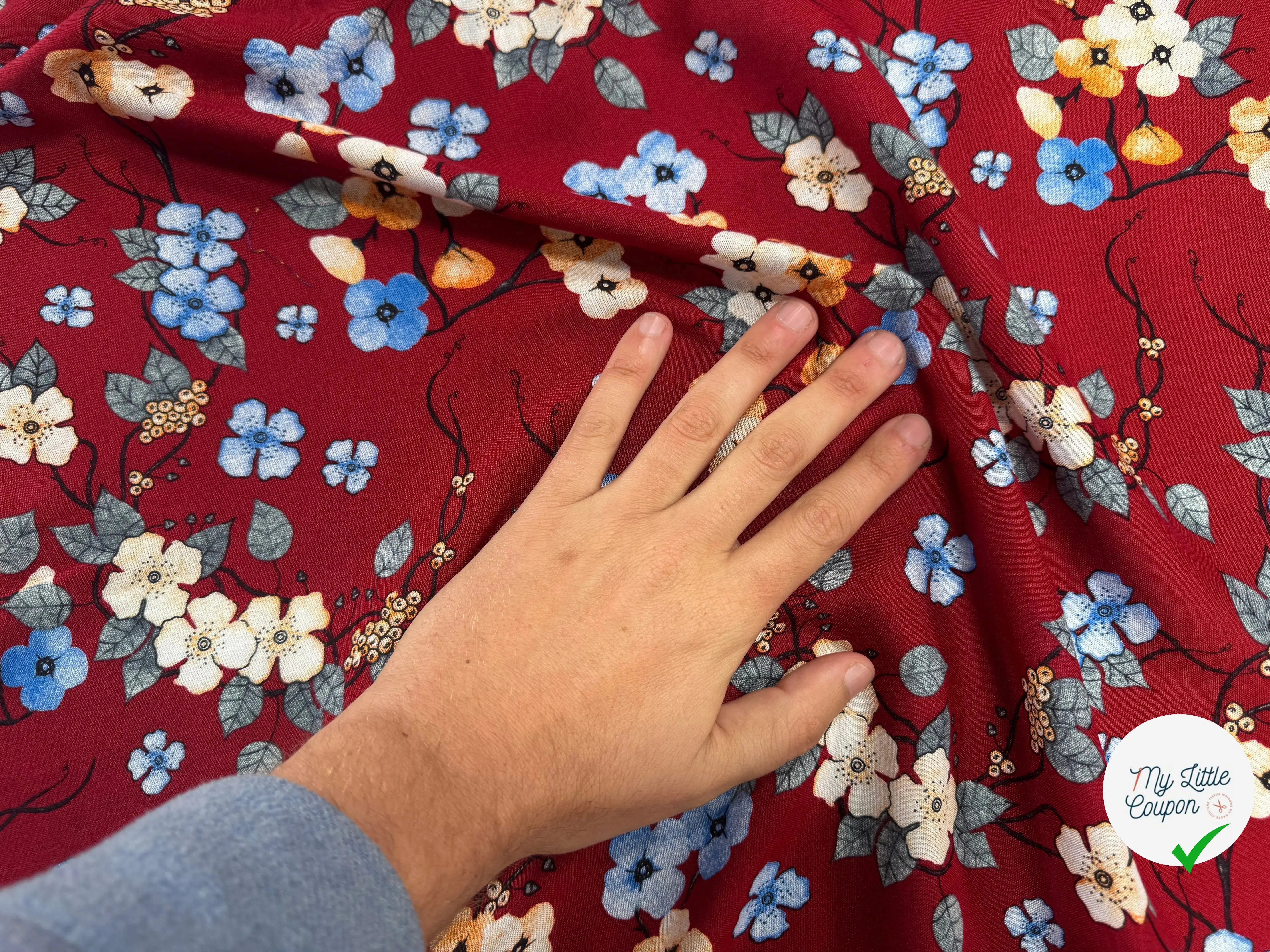 VISCOSE À FLEURS JAPONAISES BLEUES ET BEIGES SUR FOND ROUGE - My Little Coupon