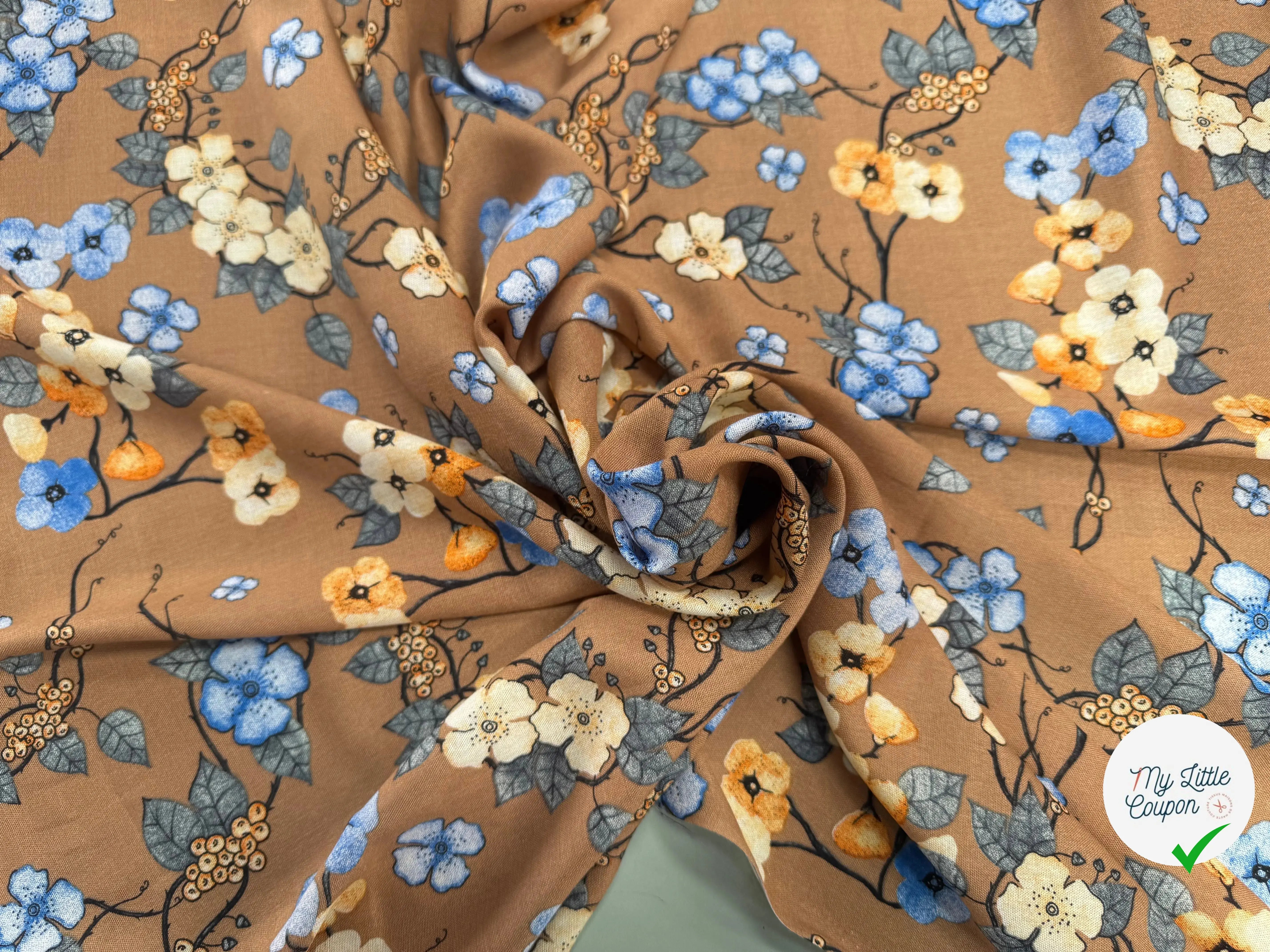 VISCOSE À FLEURS JAPONAISES BLEUES ET BEIGES SUR UN FOND TAUPE - My Little Coupon