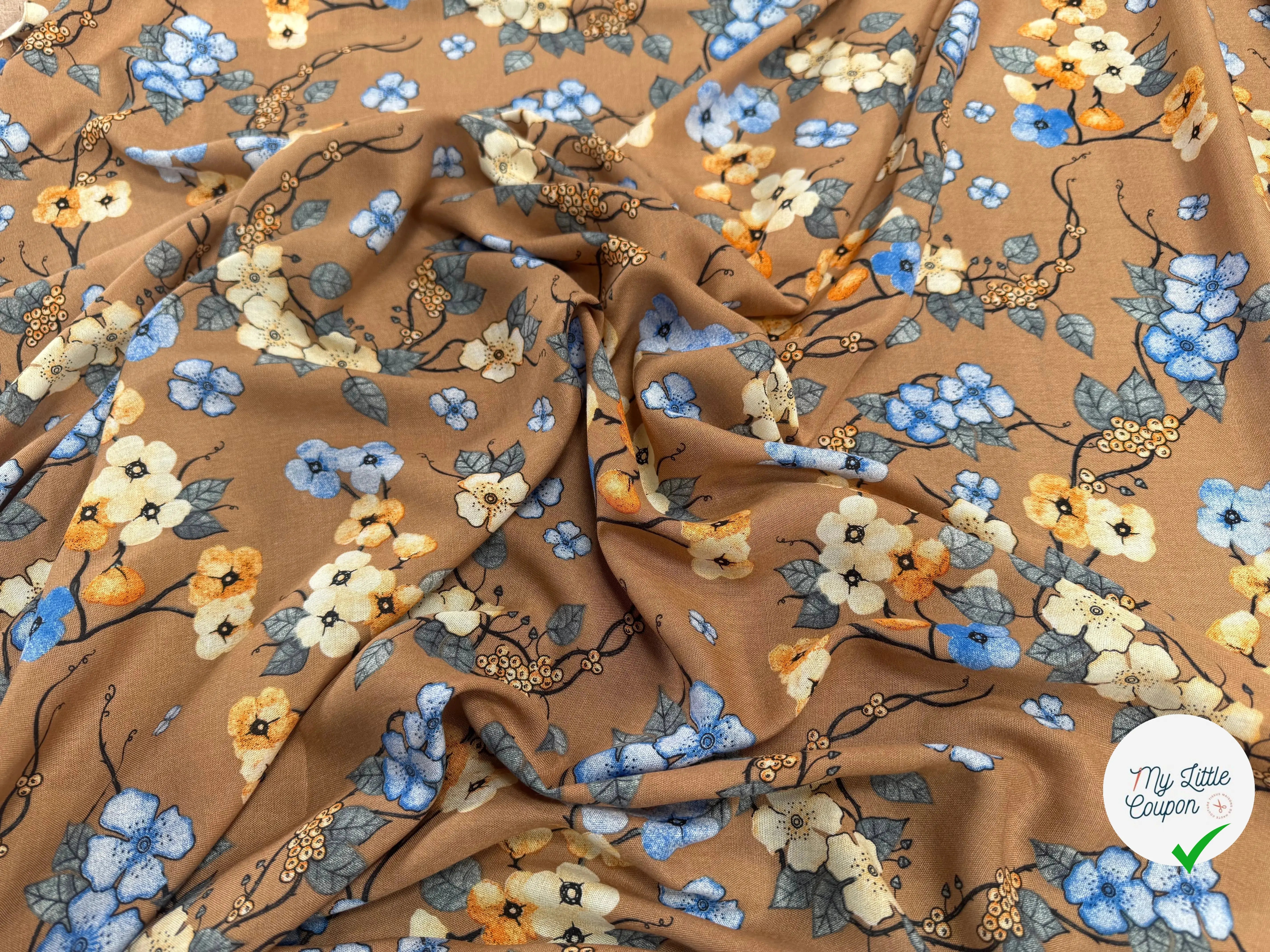 VISCOSE À FLEURS JAPONAISES BLEUES ET BEIGES SUR UN FOND TAUPE - My Little Coupon