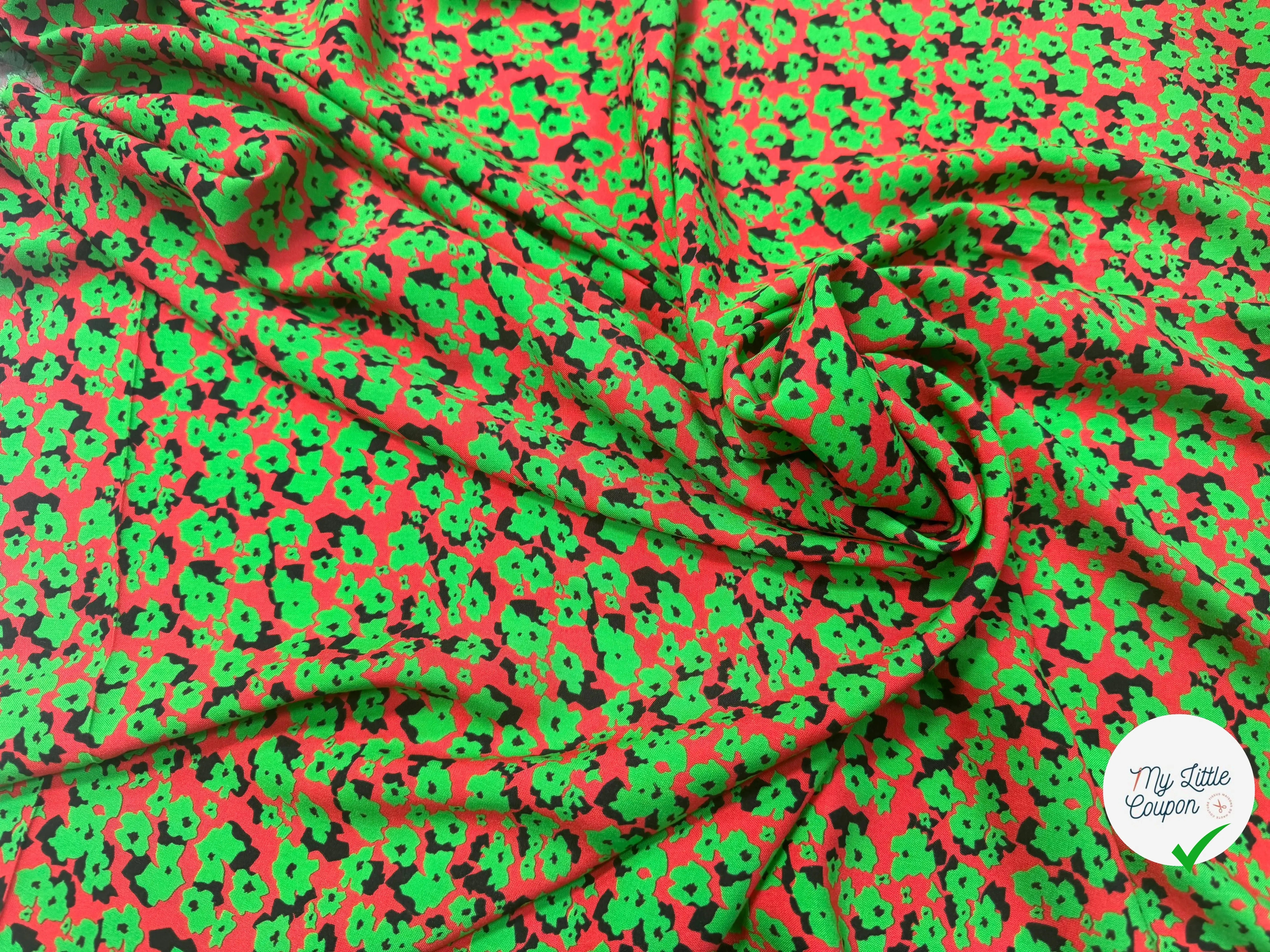 VISCOSE À FOND ROUGE AVEC MOTIFS FLORAUX VERTS - My Little Coupon