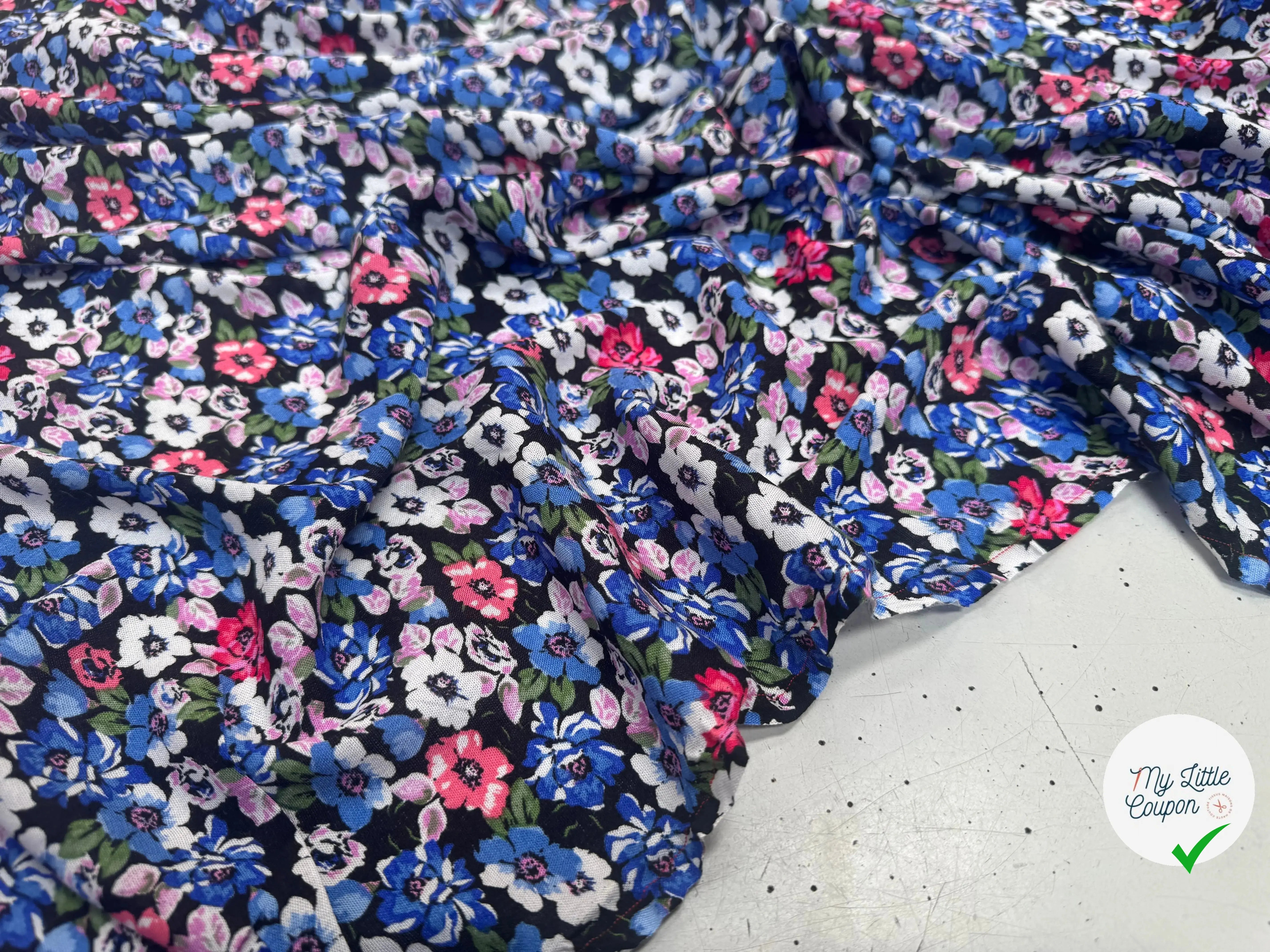 VISCOSE À MOTIFS FLORAUX ROSES ET BLEUES - My Little Coupon