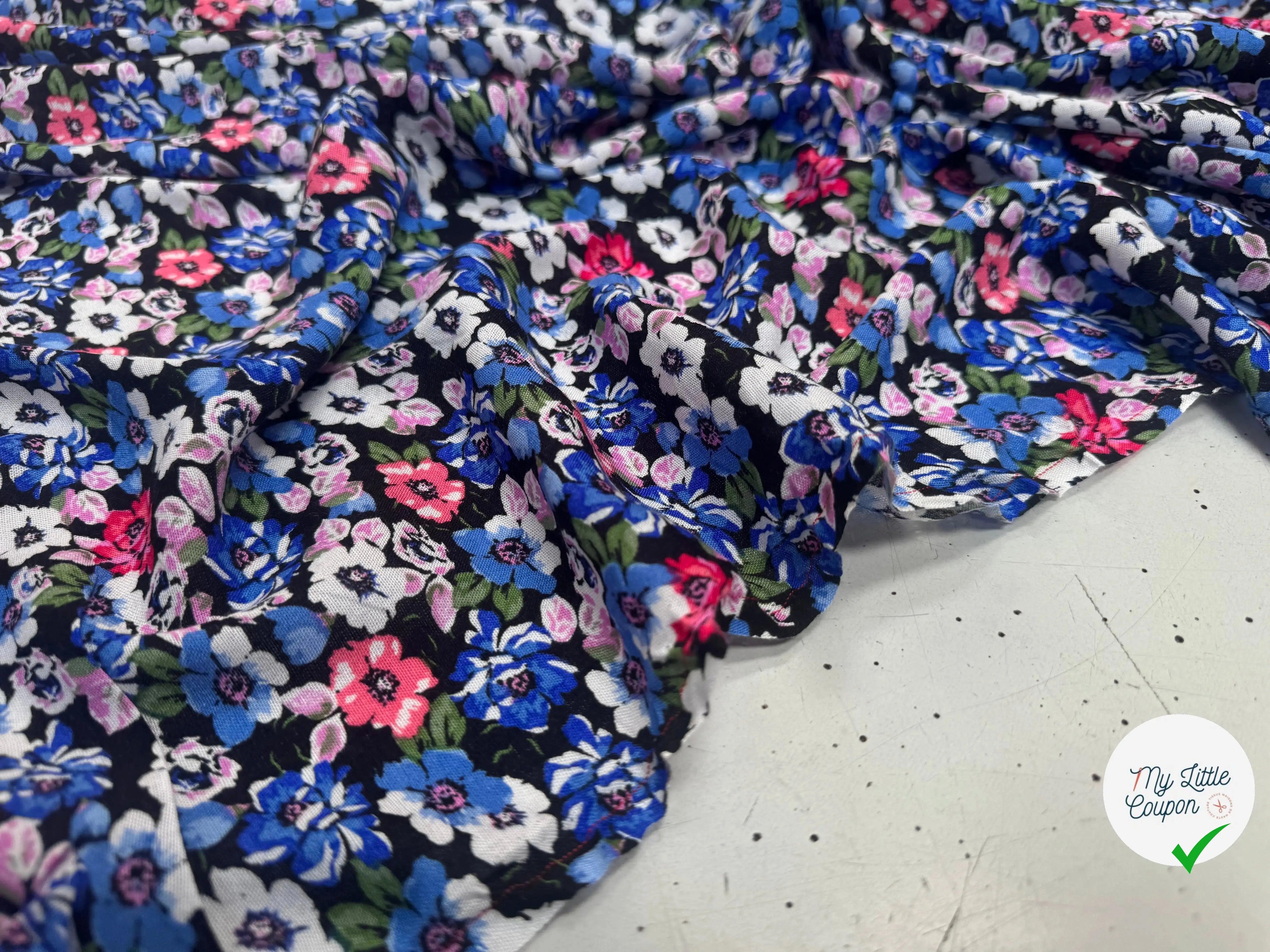 VISCOSE À MOTIFS FLORAUX ROSES ET BLEUES - My Little Coupon