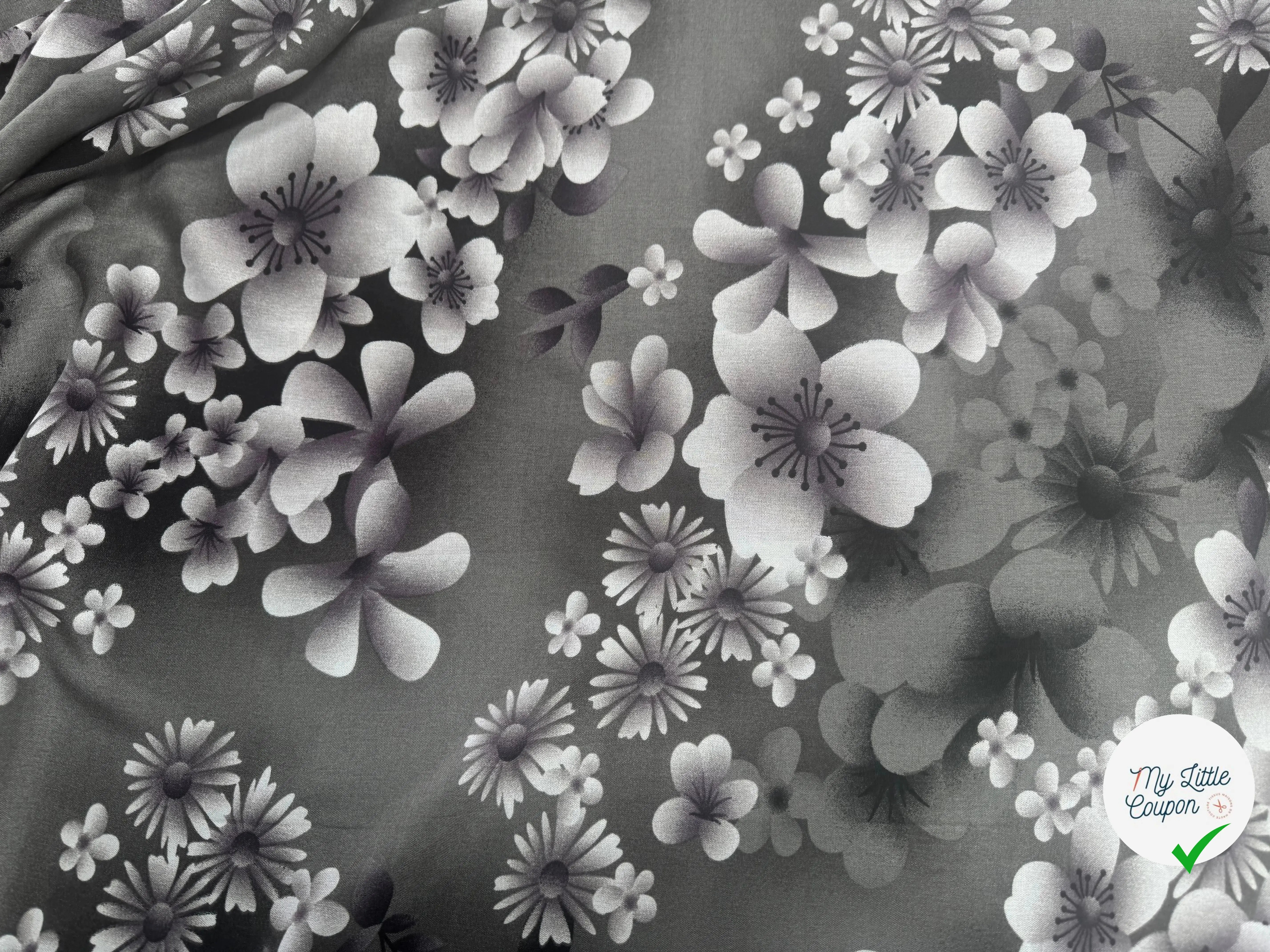 VISCOSE À MOTIFS ROSES ET PISSENLITS SUR FOND GRIS DE COULEURS GRIS - My Little Coupon
