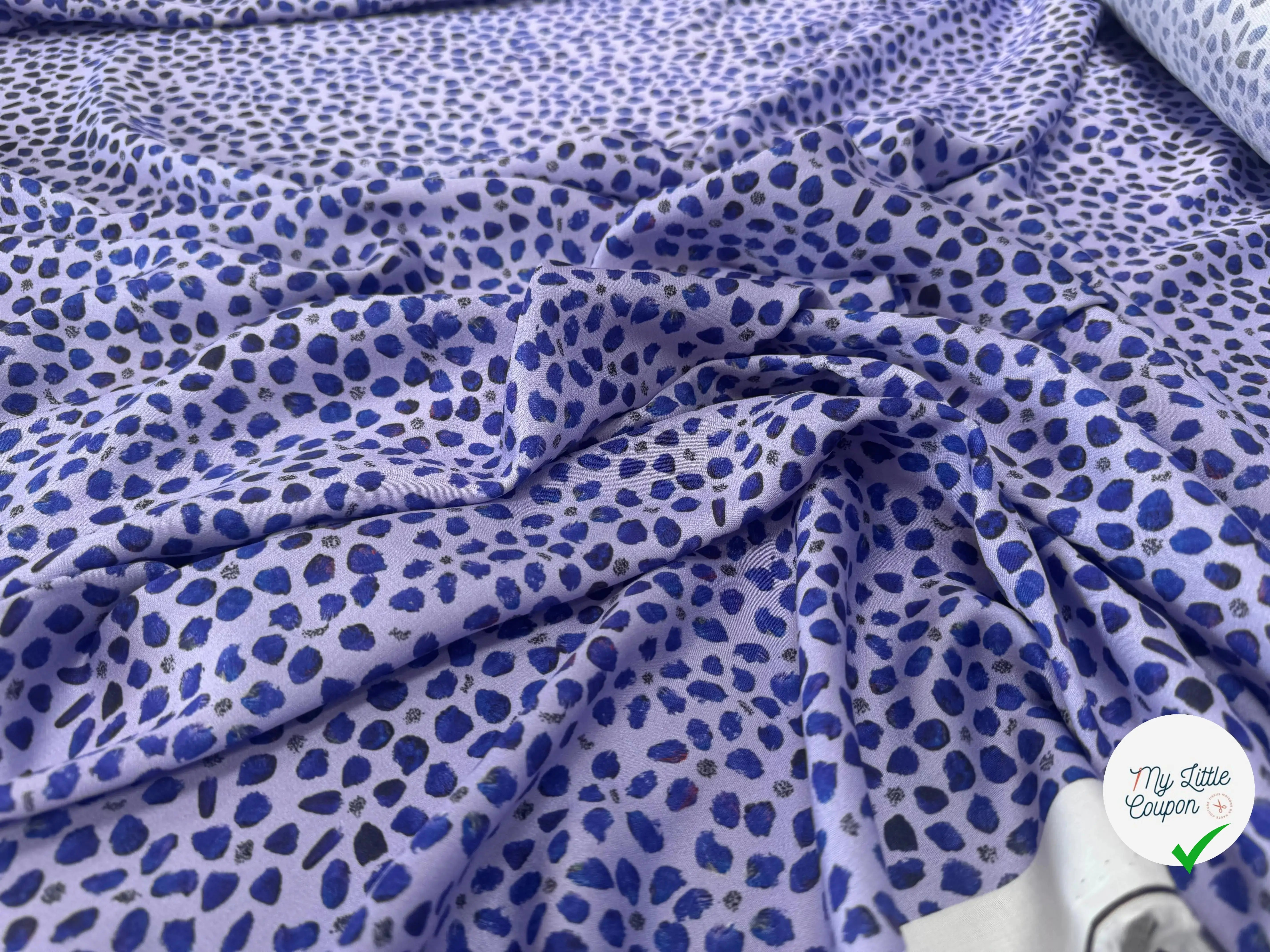 VISCOSE DOUCE TRES LEGEREMENT SATINEE PRINT TACHES MYRTILLE FOND VIOLET - My Little Coupon