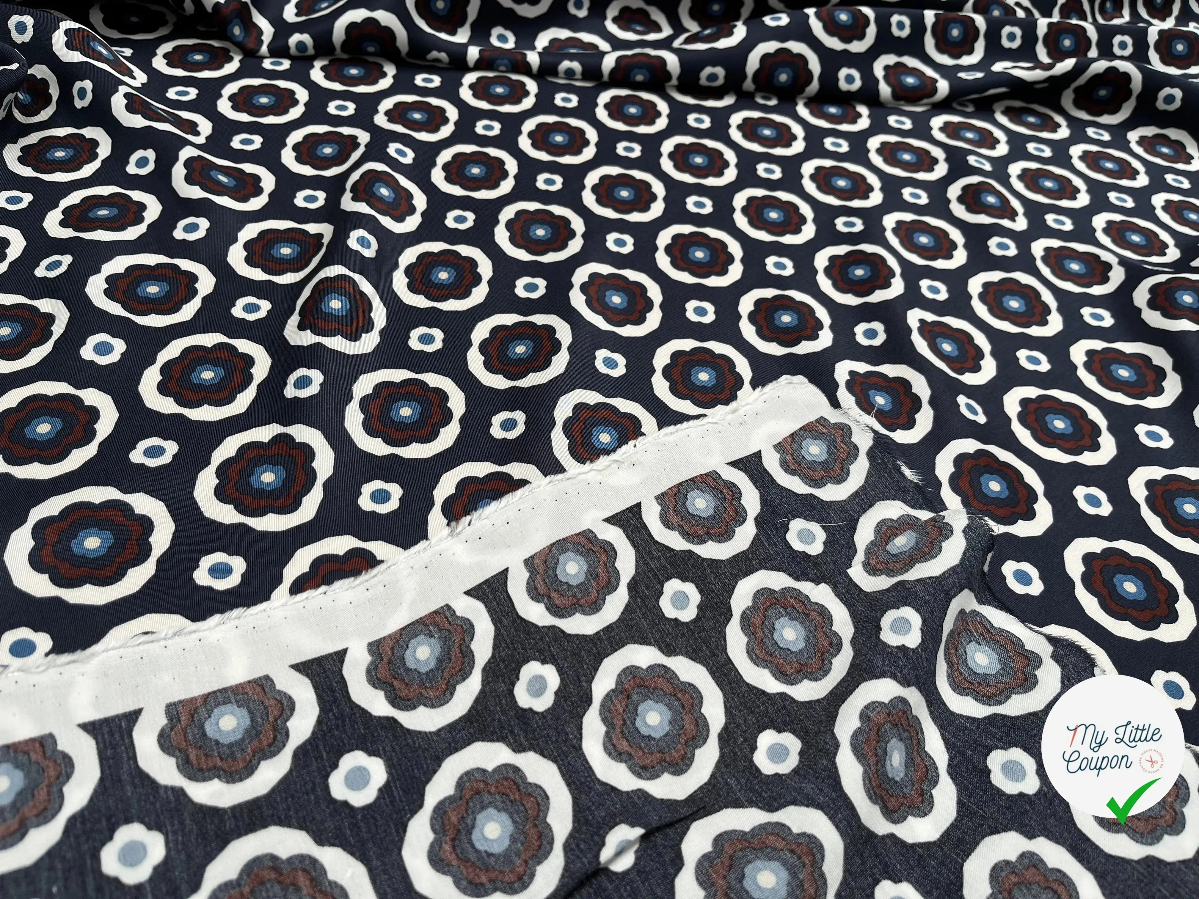 VISCOSE FOND BLEU NAVY MOTIFS FLEURS BLANC ET MARRON - My Little Coupon