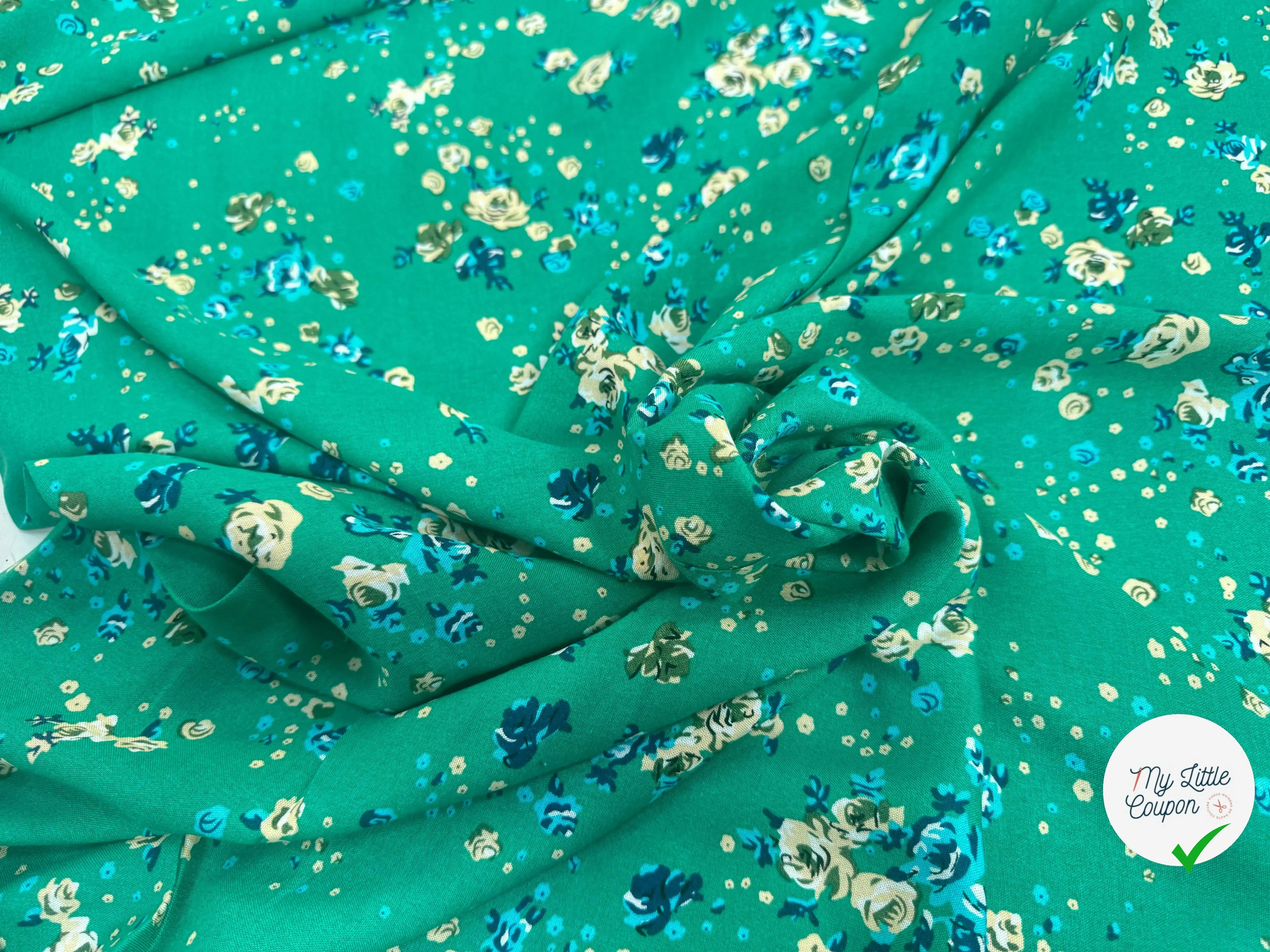 VISCOSE FOND VERT À MOTIFS FLORAUX BLEUS ET BEIGES - My Little Coupon