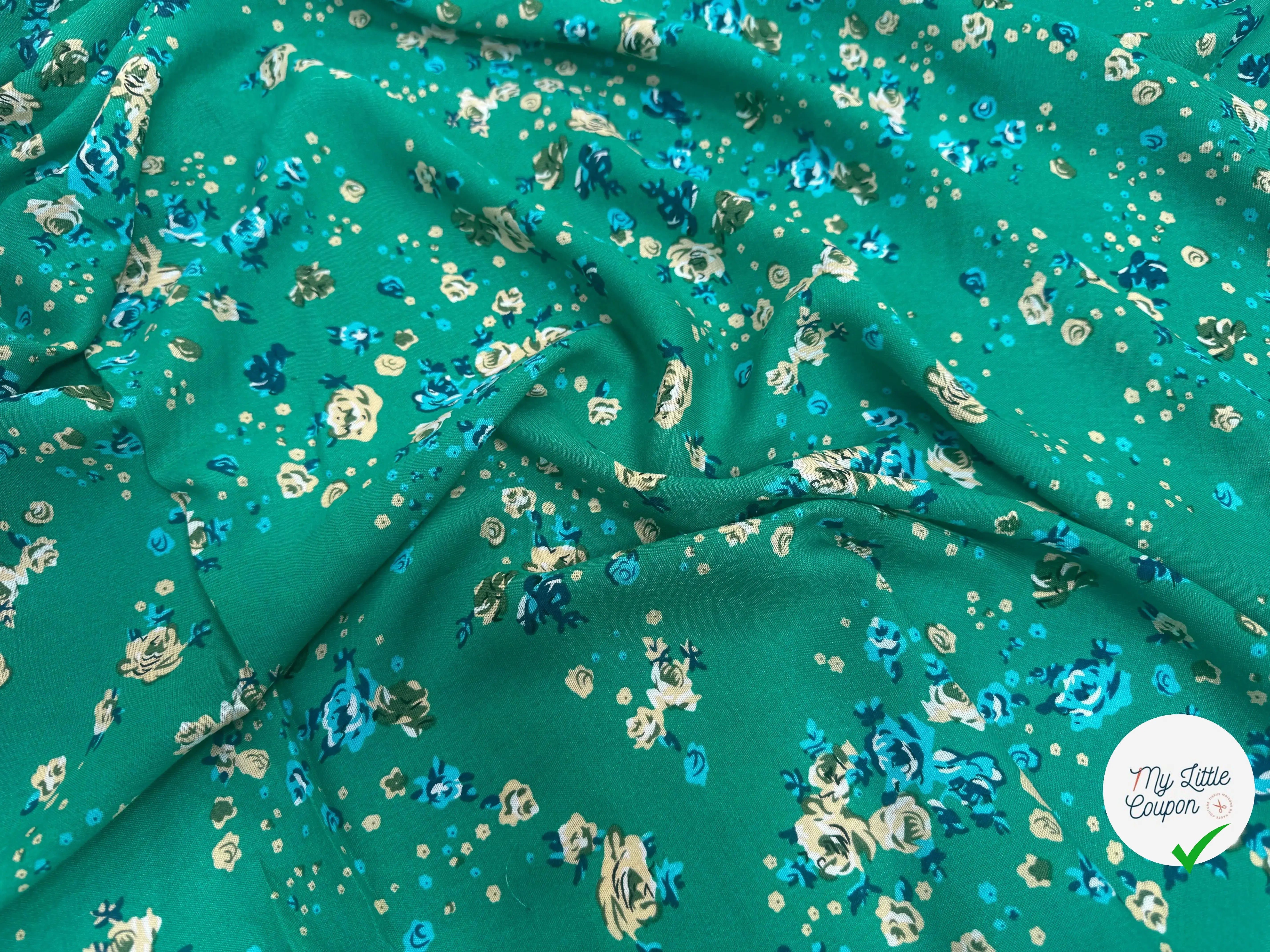 VISCOSE FOND VERT À MOTIFS FLORAUX BLEUS ET BEIGES - My Little Coupon