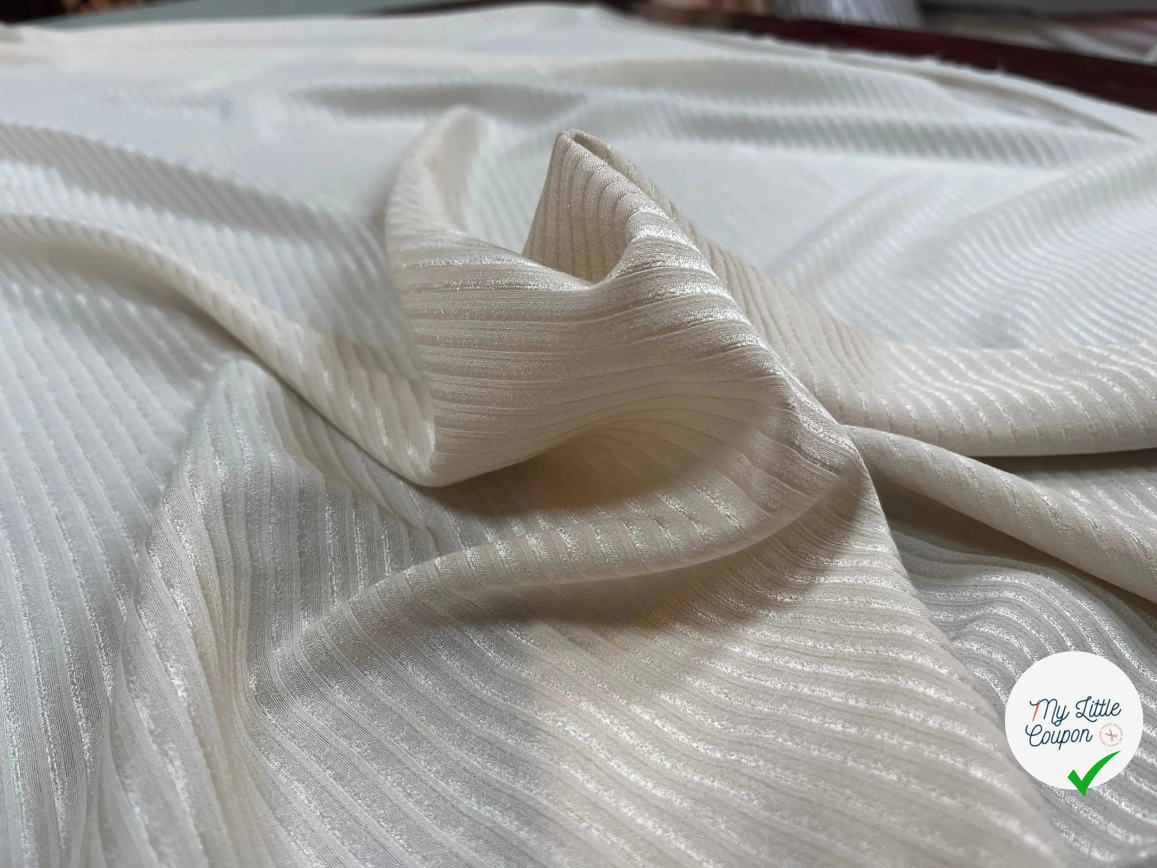 VISCOSE RAYURES SINCTILLANTES BEIGE À RAYURE - My Little Coupon