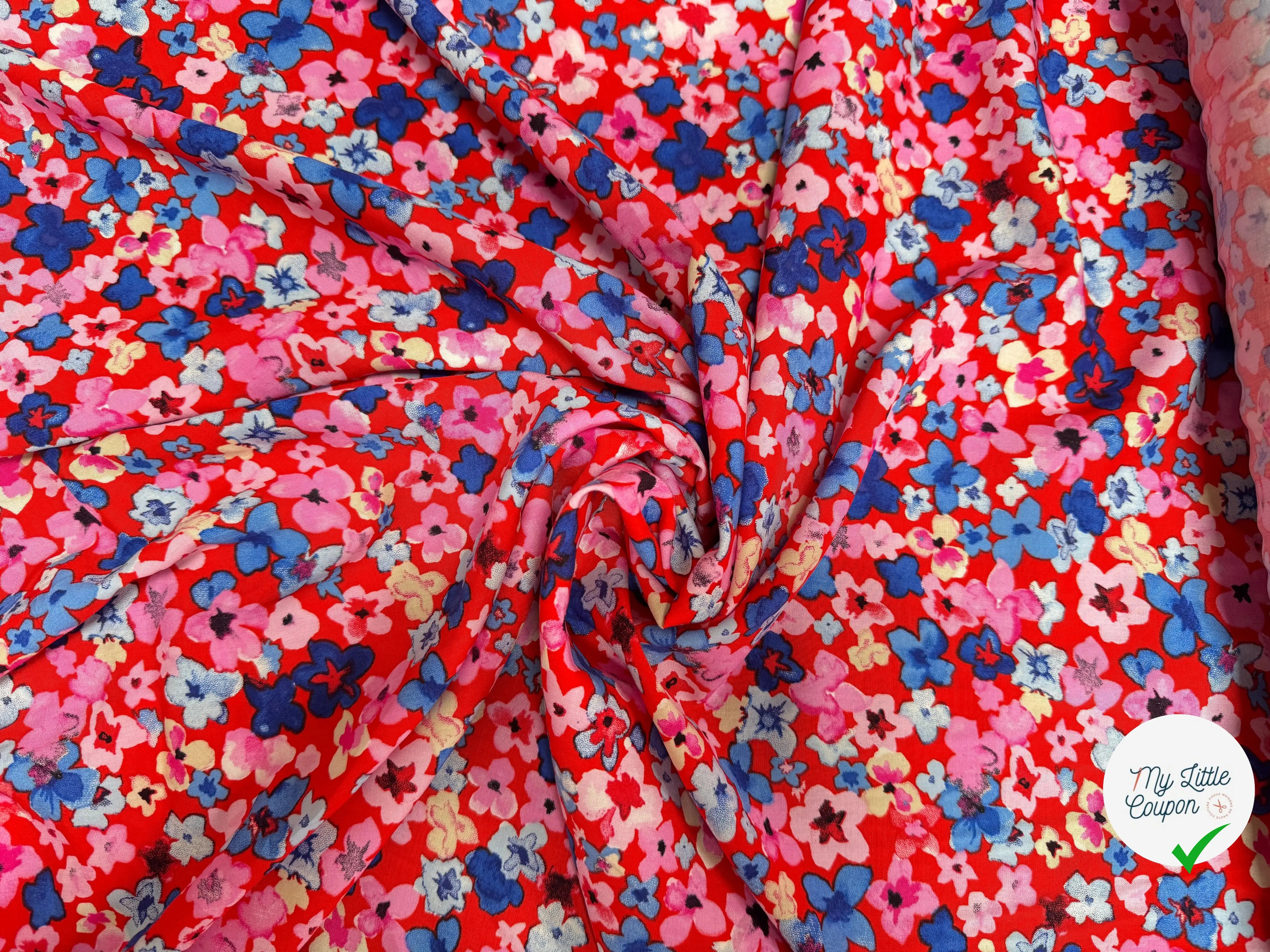 VISCOSE TOUCHÉ PEAU DE PÊCHE IMPRIMÉ FLEURS FOND ROUGE - My Little Coupon