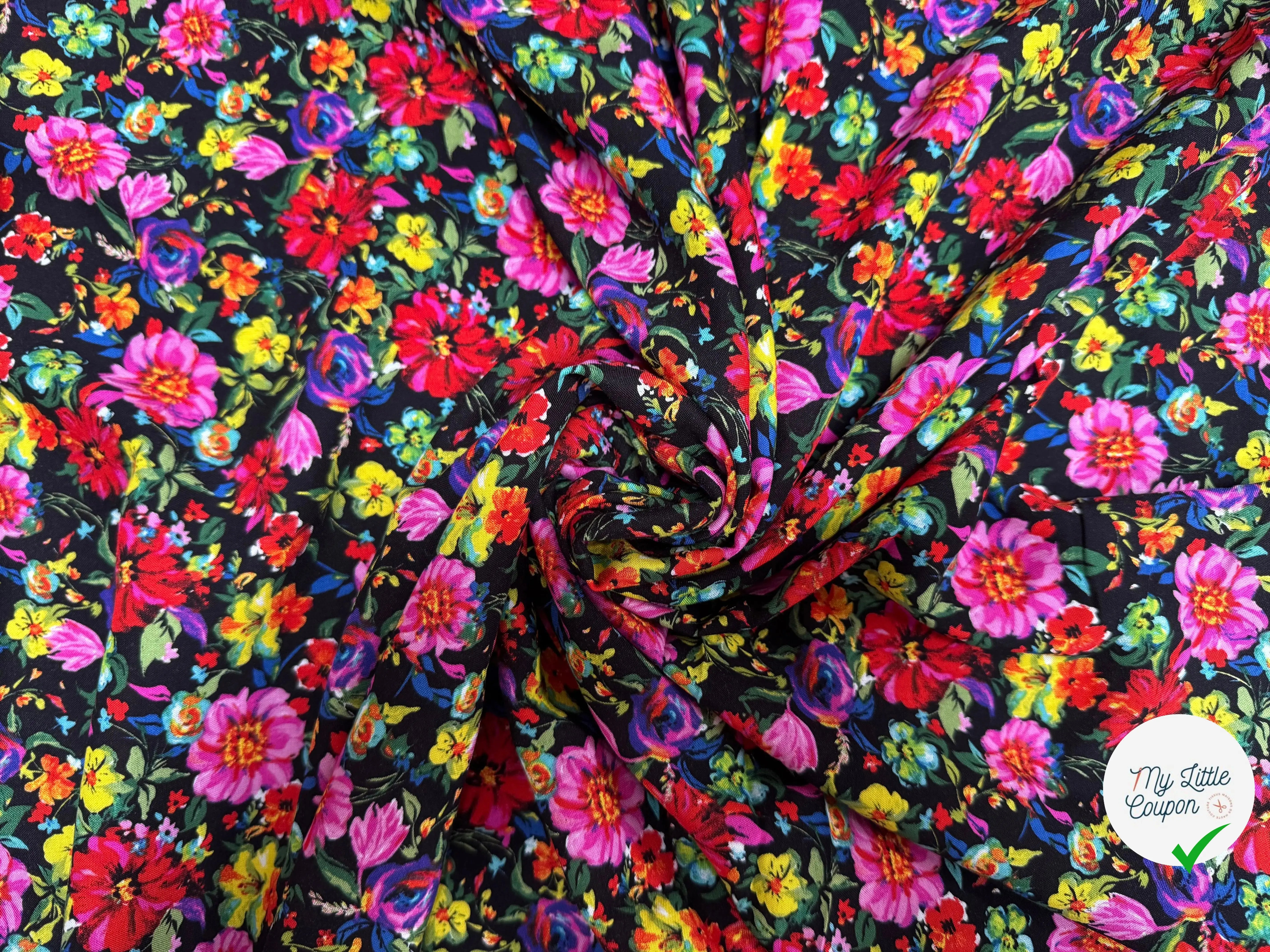 VISCOSE TOUCHÉ PEAU DE PÊCHE IMPRIMÉ FLEURS SUR FOND NOIR - My Little Coupon