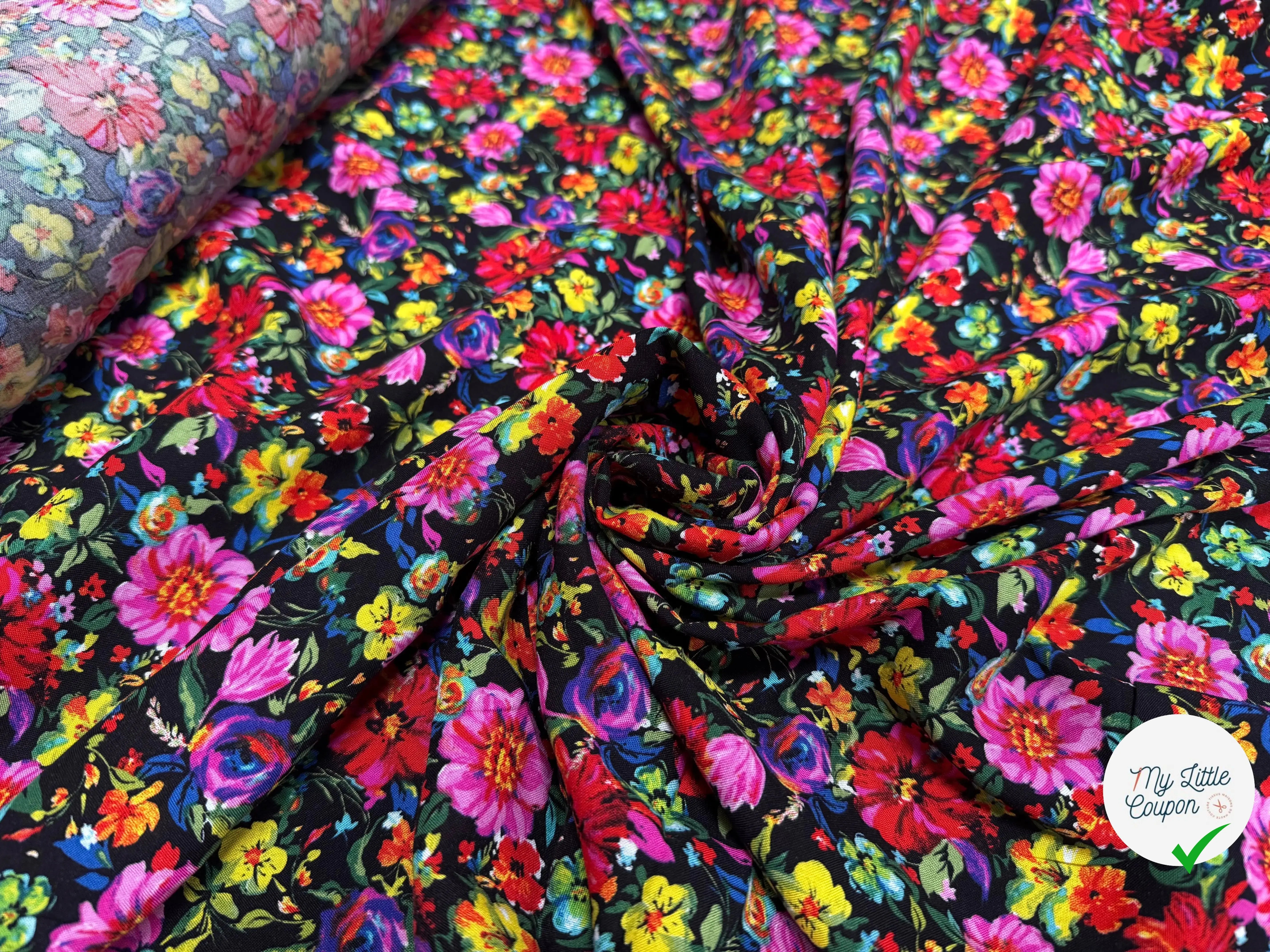 VISCOSE TOUCHÉ PEAU DE PÊCHE IMPRIMÉ FLEURS SUR FOND NOIR - My Little Coupon