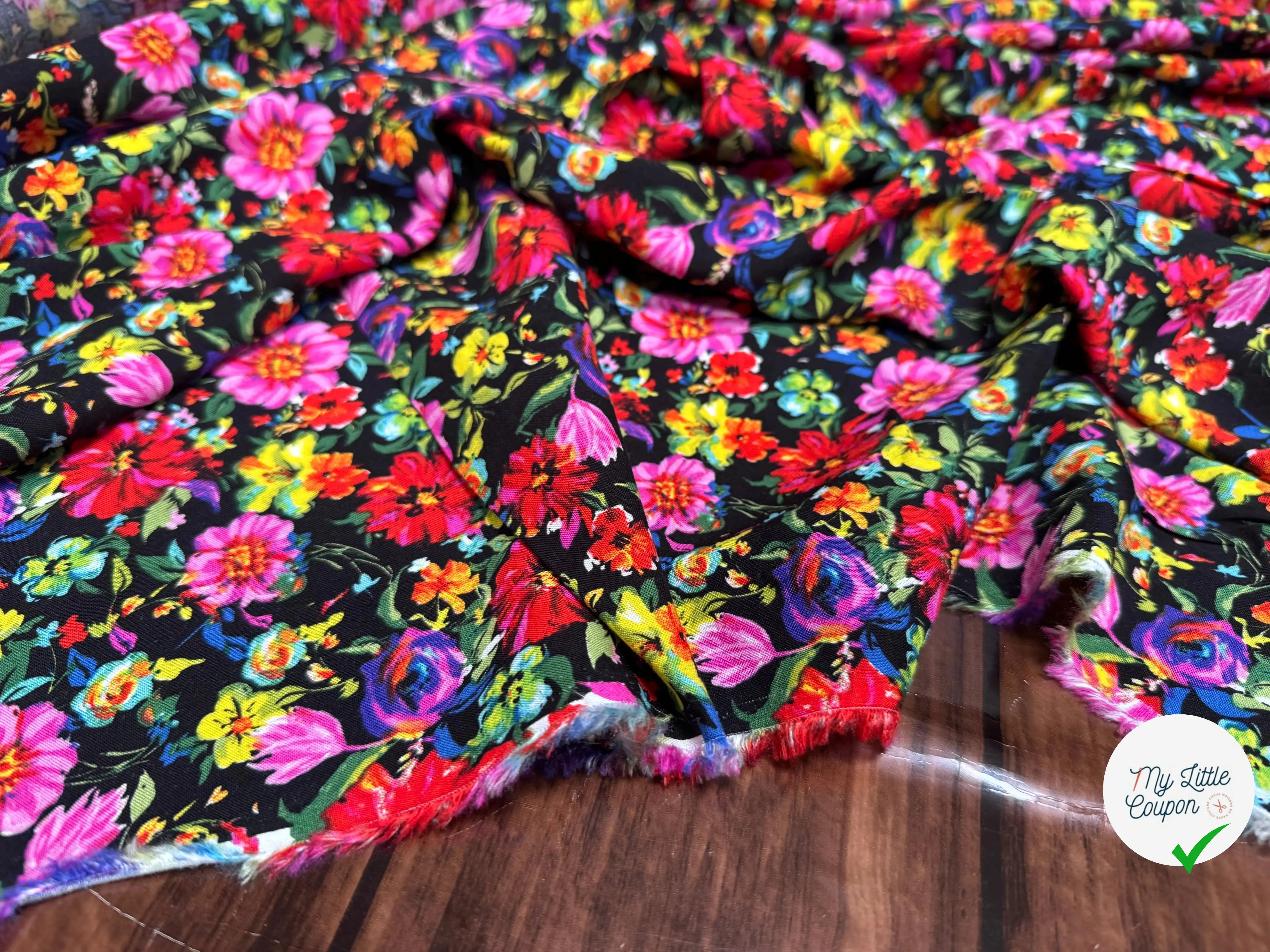 VISCOSE TOUCHÉ PEAU DE PÊCHE IMPRIMÉ FLEURS SUR FOND NOIR - My Little Coupon