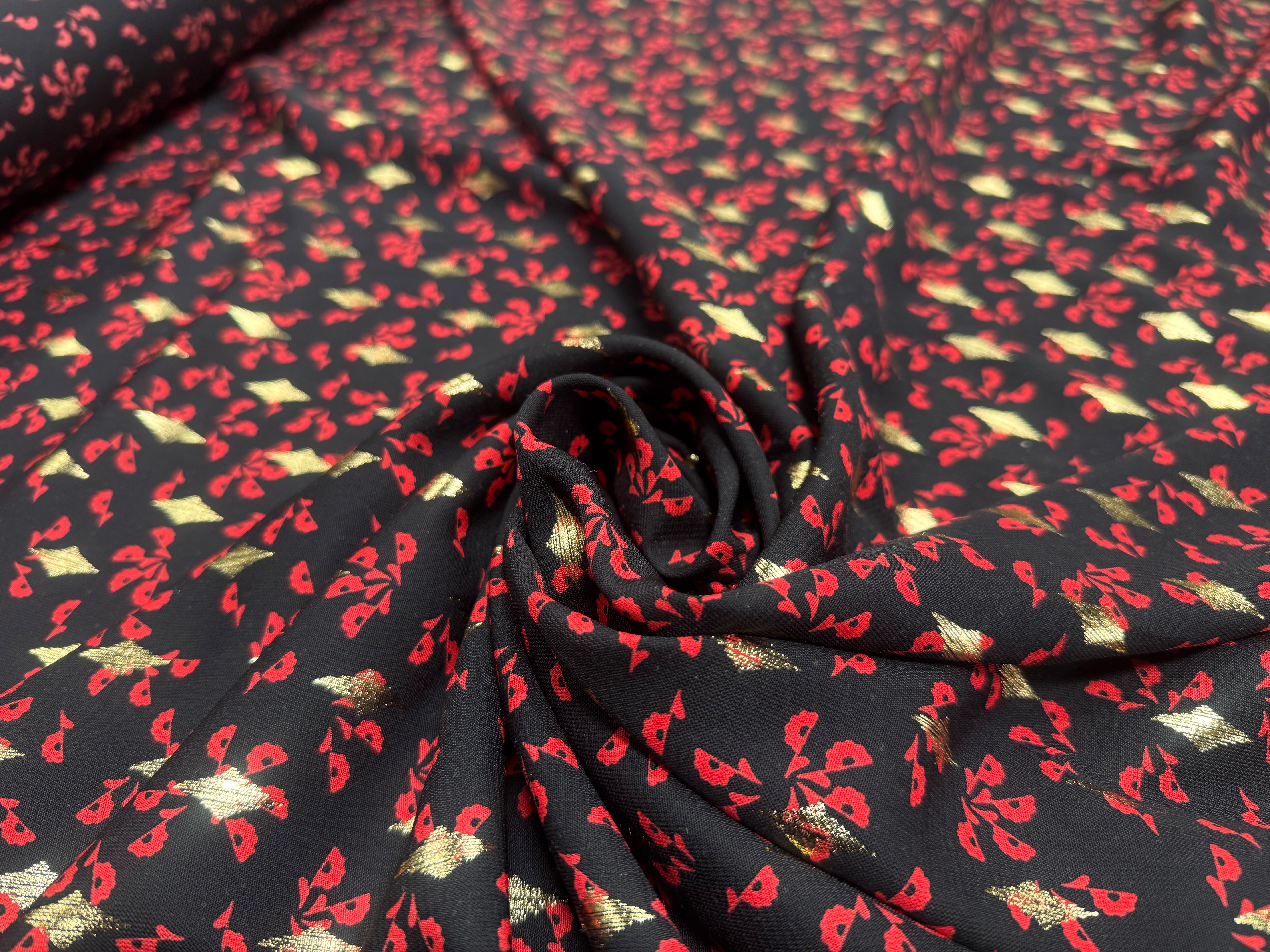 (Chute) WOOLPEACH FOND NOIR FLEURS ROUGE ET DETAILS DORÉS - My Little Coupon