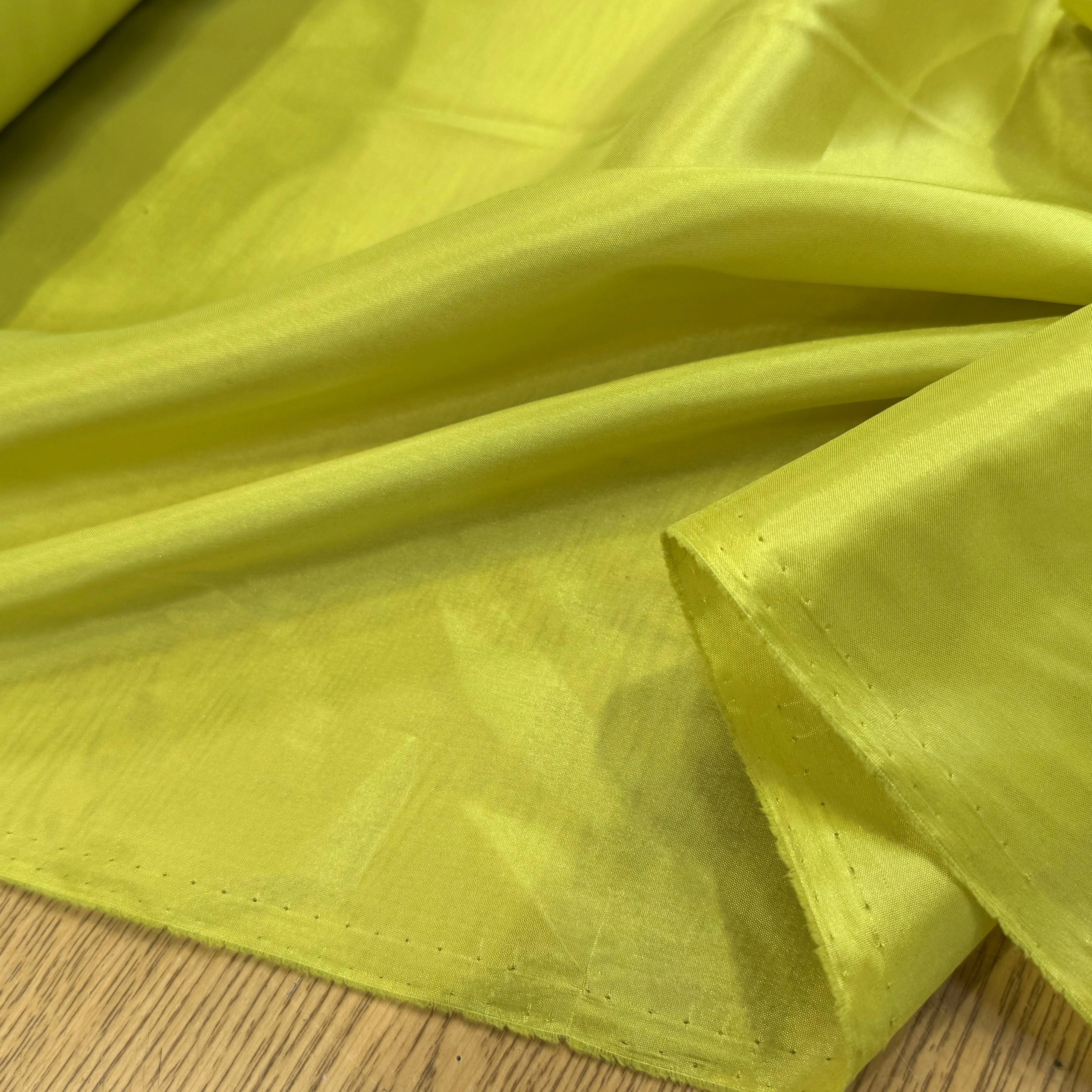 DOUBLURE FLUIDE LÉGÈREMENT SATINÉE JAUNE CITRON - My Little Coupon