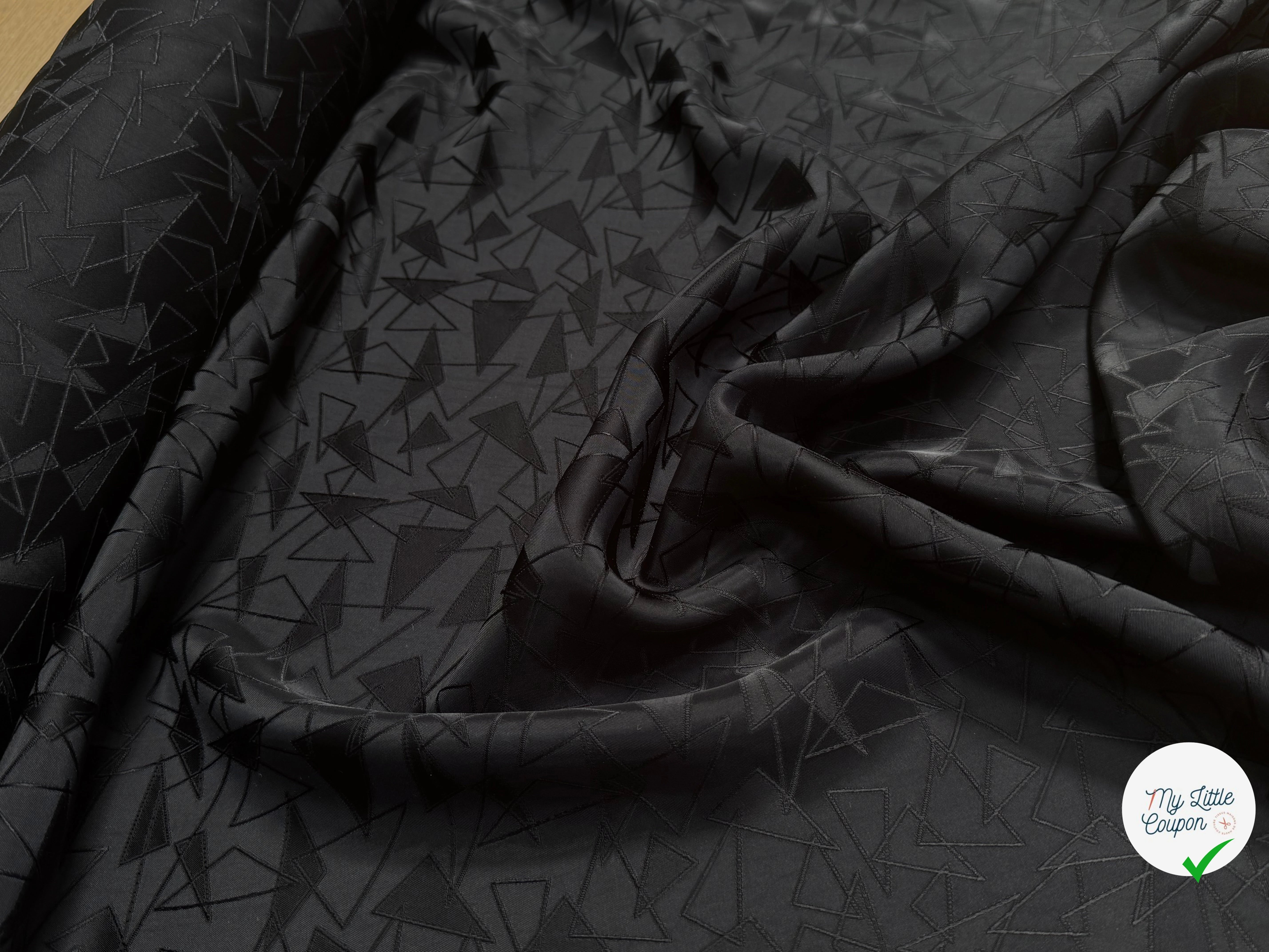 DOUBLURE JACQUARD SATIN LOURD 100% VISCOSE MOTIFS TRIANGULAIRES NOIRS - My Little Coupon
