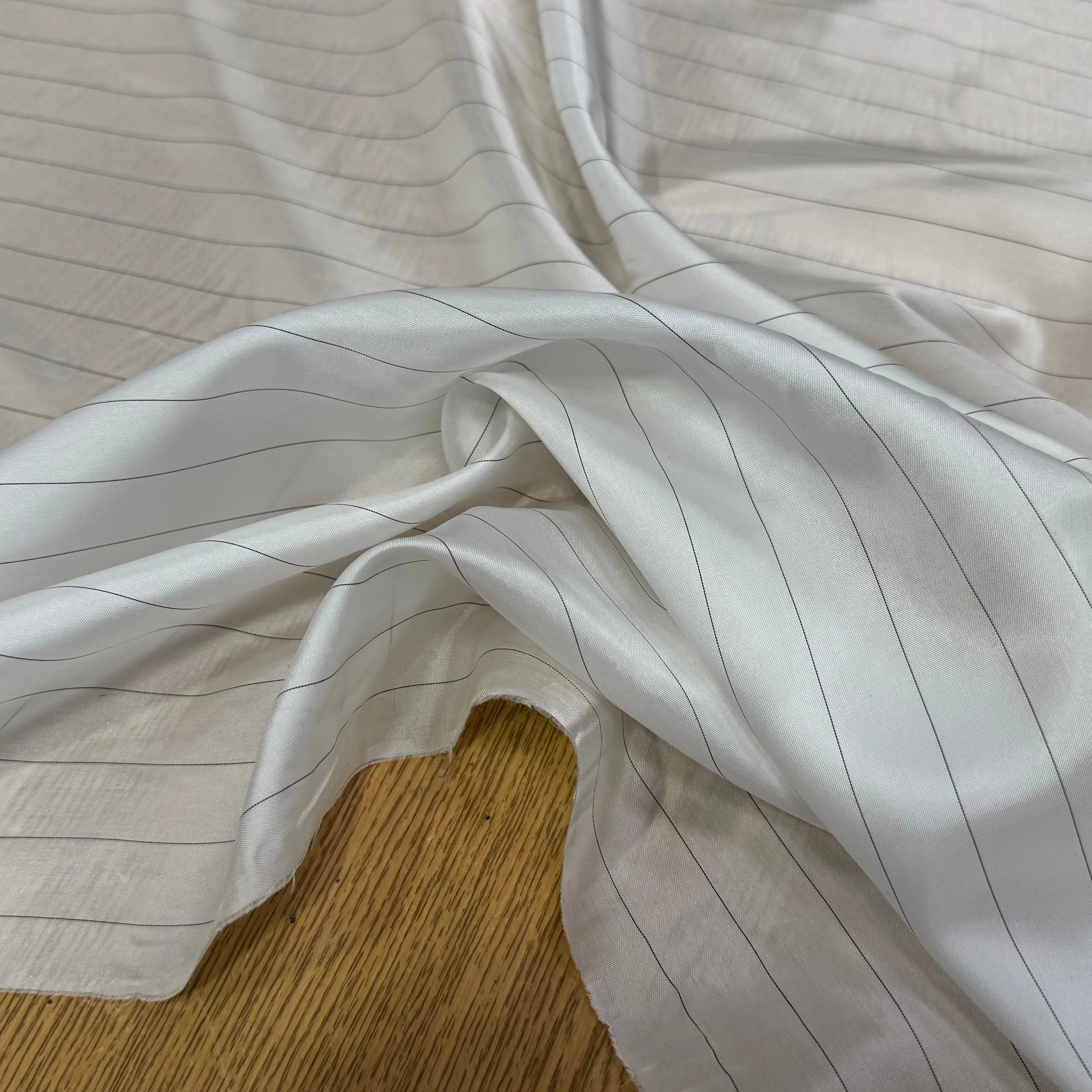 DOUBLURE VISCOSE FINE IVOIRE À FINE RAYURES NOIRES - My Little Coupon