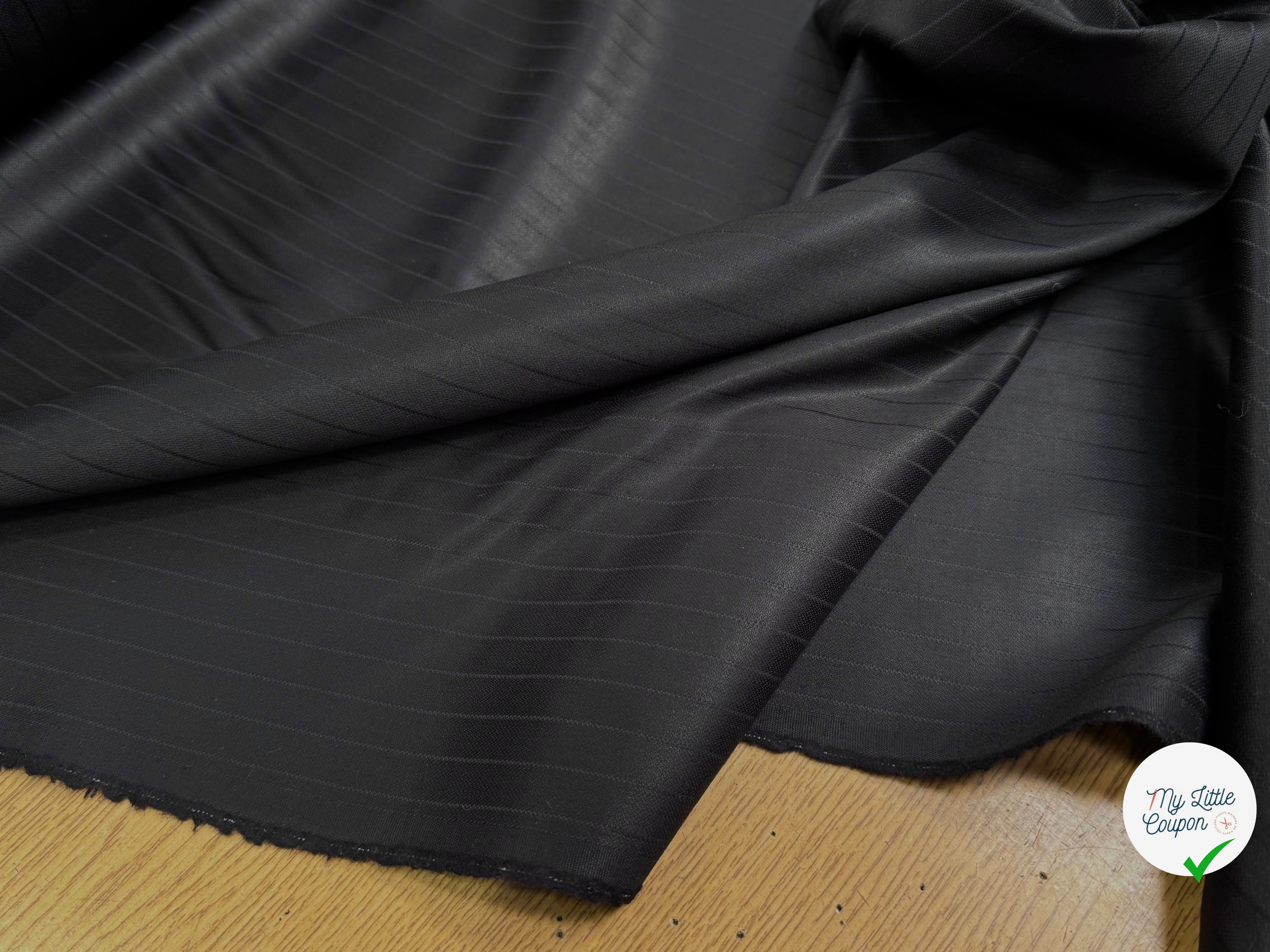 DRAPERIE DE LAINE FLUIDE RAYÉE NOIRE EFFET SATINÉ - My Little Coupon