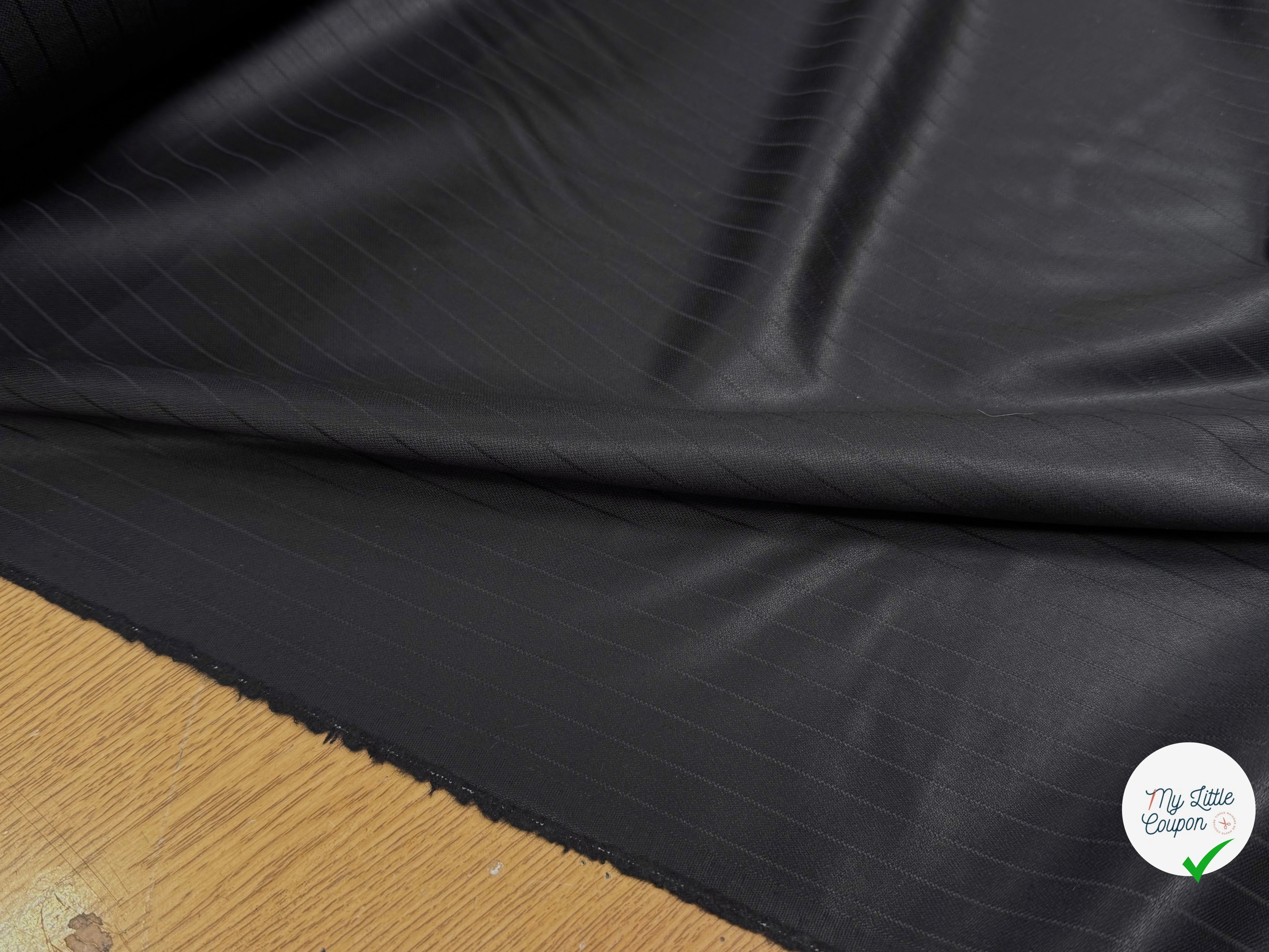 DRAPERIE DE LAINE FLUIDE RAYÉE NOIRE EFFET SATINÉ - My Little Coupon