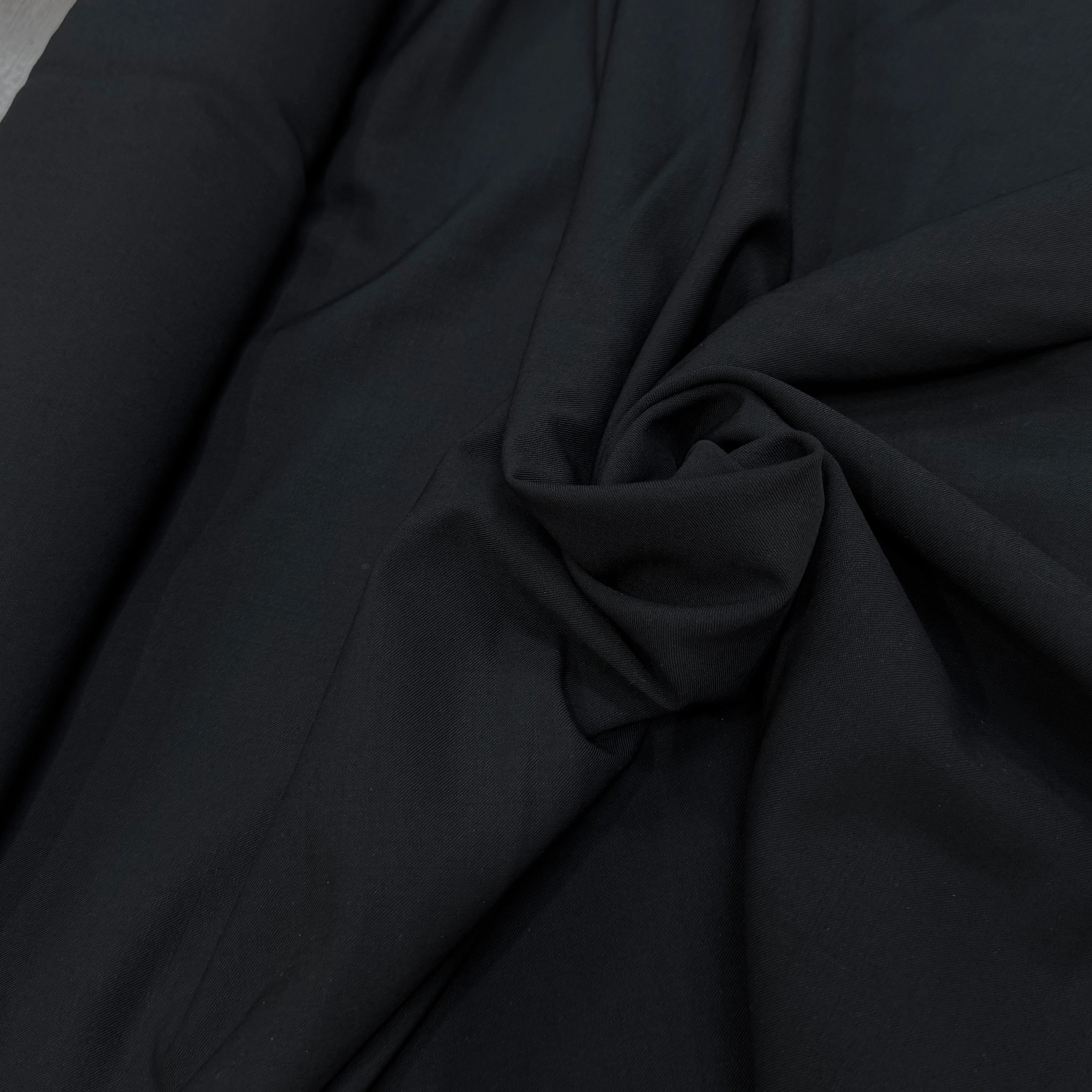 DRAPERIE DE LAINE NOIR ULTRA BELLE NOIR 77% LAINE VIERGE STRETCH - My Little Coupon