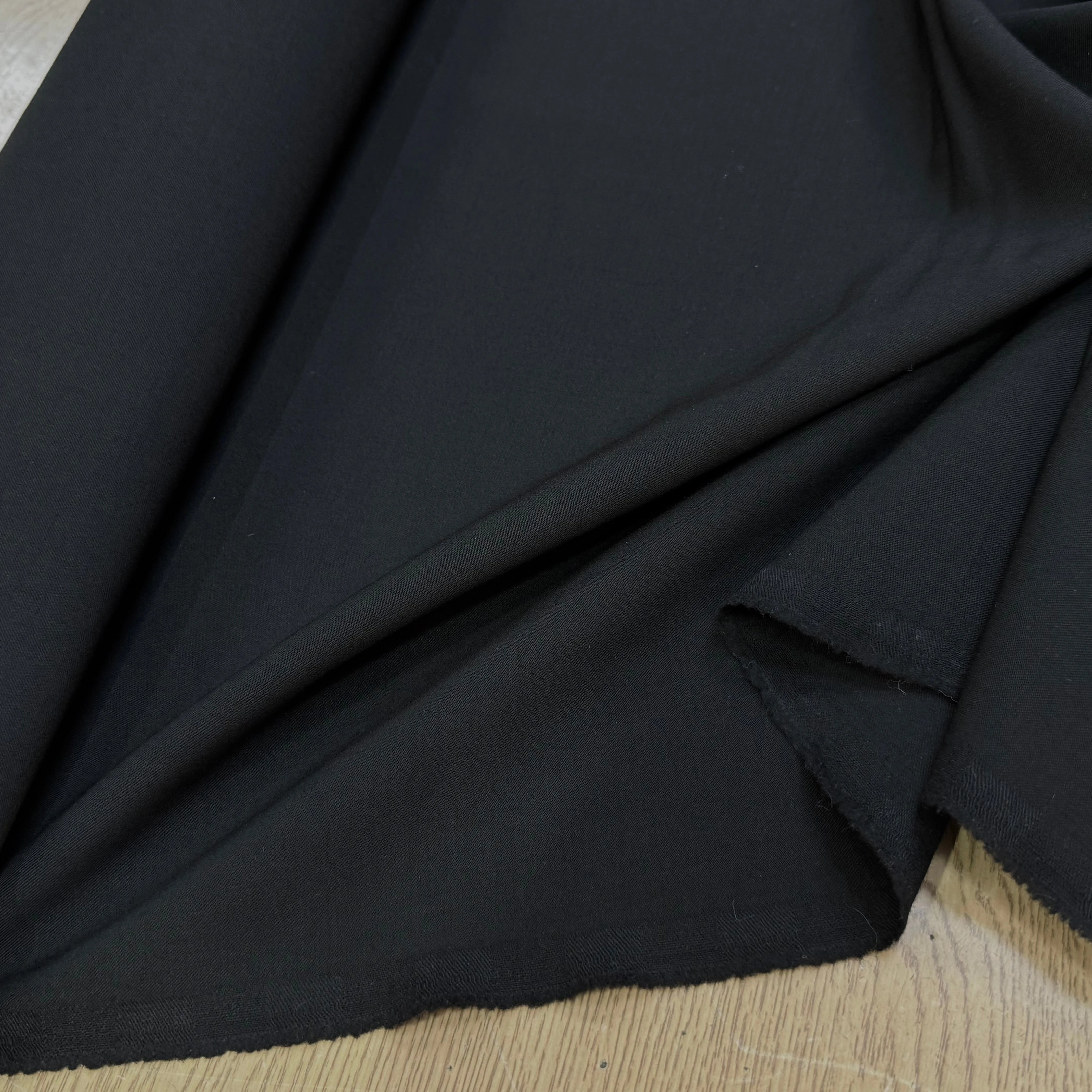 DRAPERIE DE LAINE NOIR ULTRA BELLE NOIR 77% LAINE VIERGE STRETCH - My Little Coupon